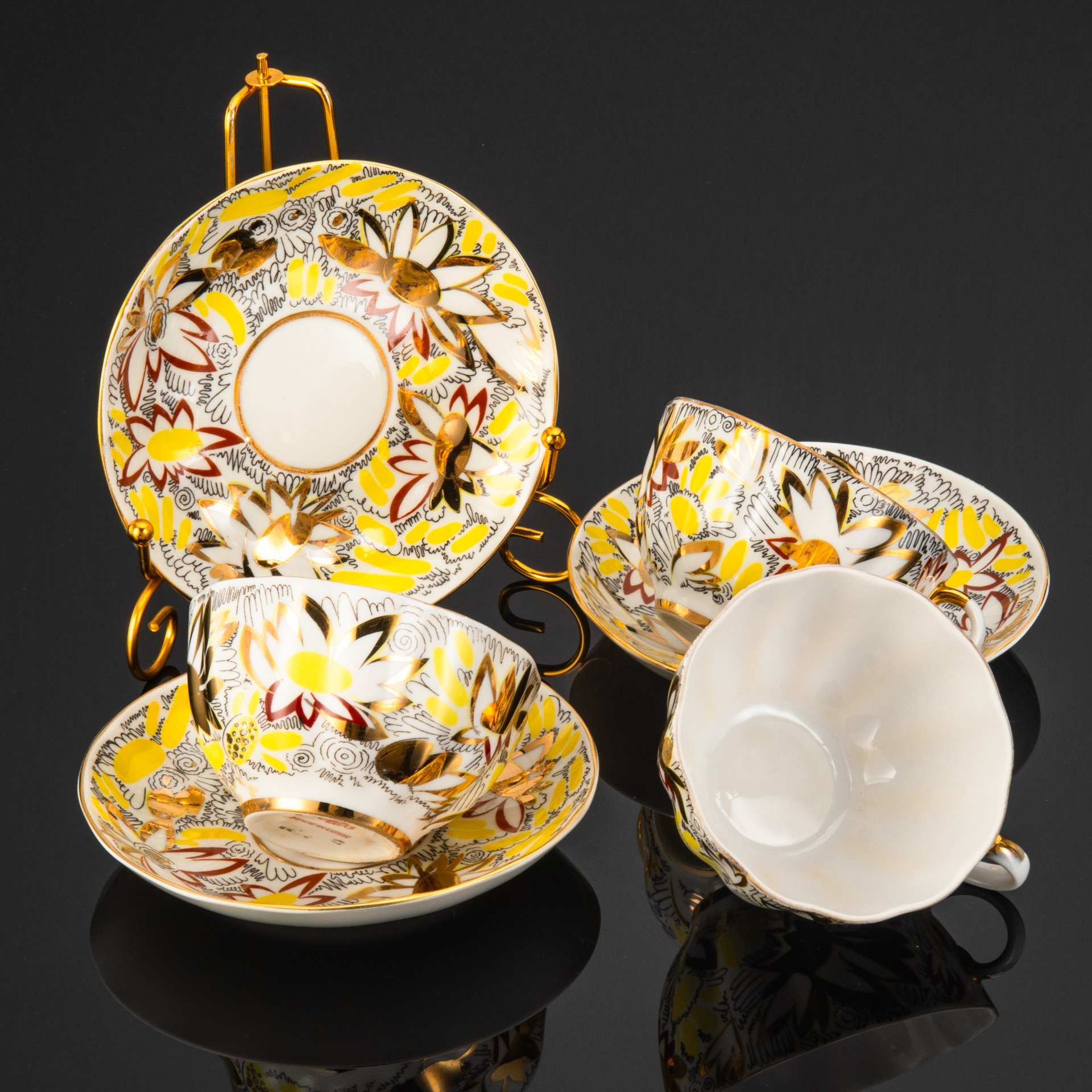 Набор из трех чайных пар "Золотые ромашки" (в подборе), автор формы "Тюльпан" С.Е. Яковлева, автор росписи Л.И. Григорьева, фарфор, деколь, золочение, Ленинградский фарфоровый завод (ЛФЗ), СССР, 1970-1992 гг.