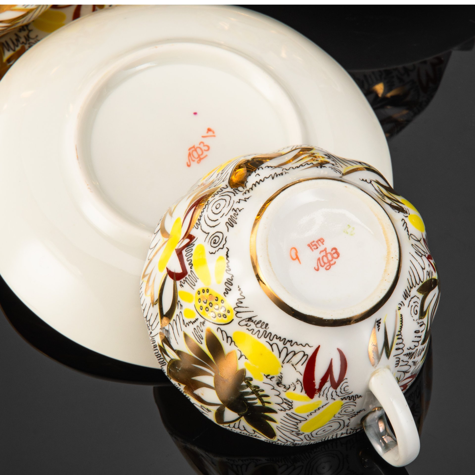Набор из трех чайных пар "Золотые ромашки" (в подборе), автор формы "Тюльпан" С.Е. Яковлева, автор росписи Л.И. Григорьева, фарфор, деколь, золочение, Ленинградский фарфоровый завод (ЛФЗ), СССР, 1970-1992 гг.