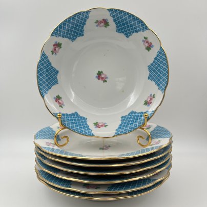 Набор сервировочный на 6 персон (6 тарелок и салатник) в бело-голубой гамме с декором в виде роз