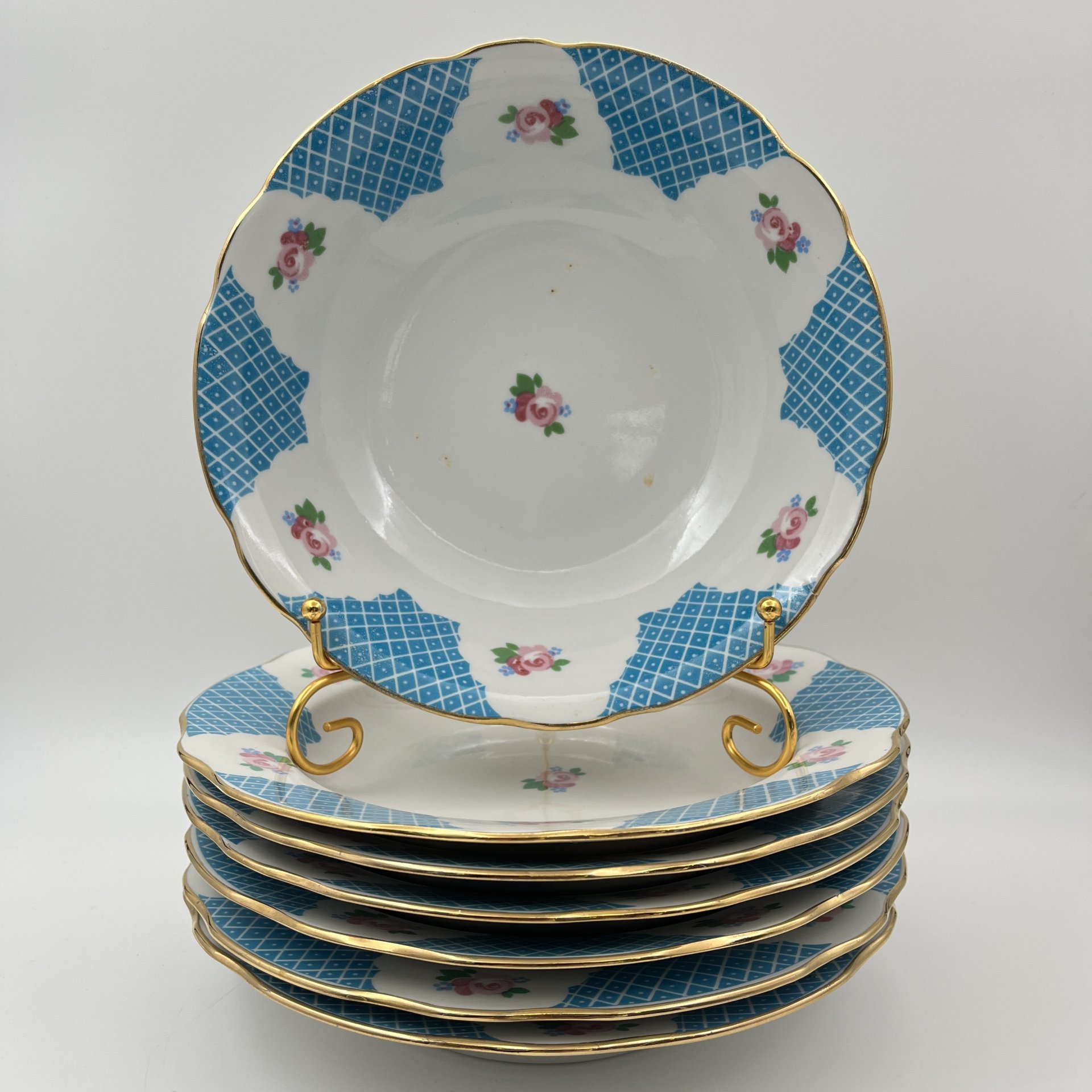 Набор сервировочный на 6 персон (6 тарелок и салатник) в бело-голубой гамме с декором в виде роз