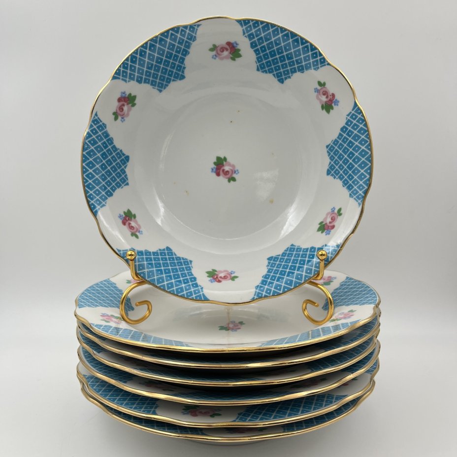 Набор сервировочный на 6 персон (6 тарелок и салатник) в бело-голубой гамме с декором в виде роз