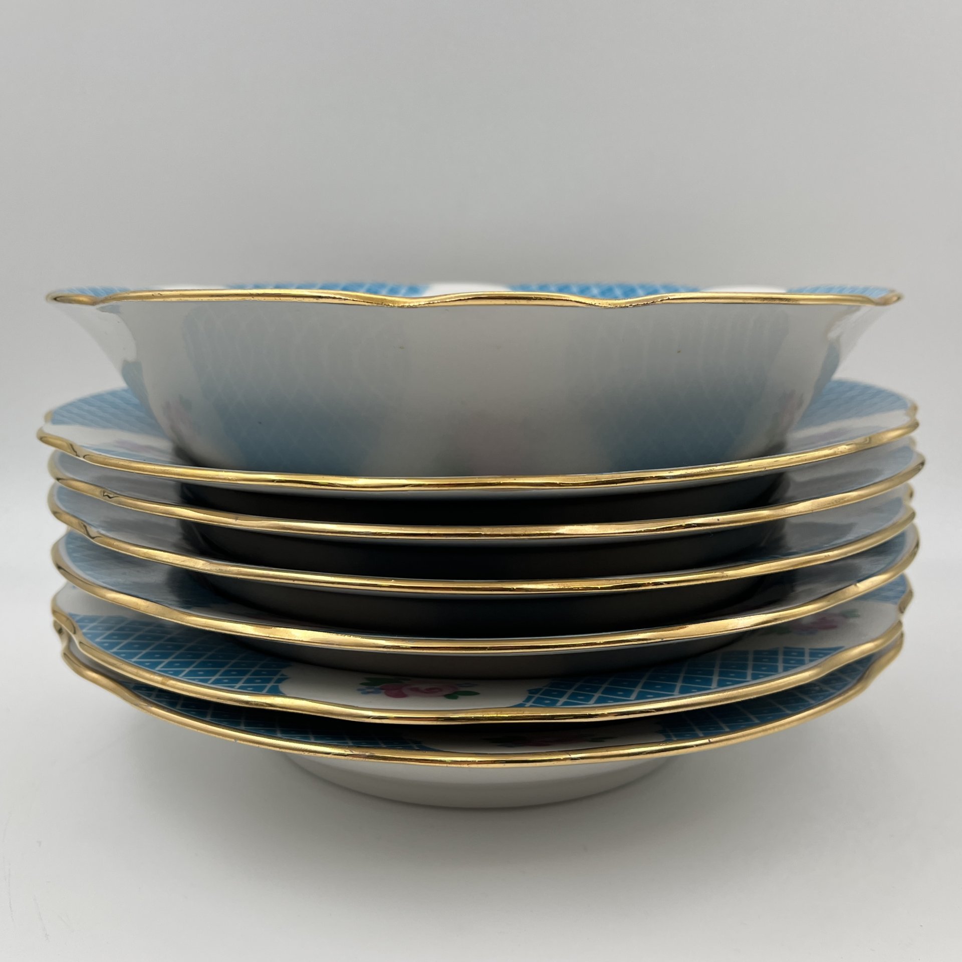 Набор сервировочный на 6 персон (6 тарелок и салатник) в бело-голубой гамме с декором в виде роз