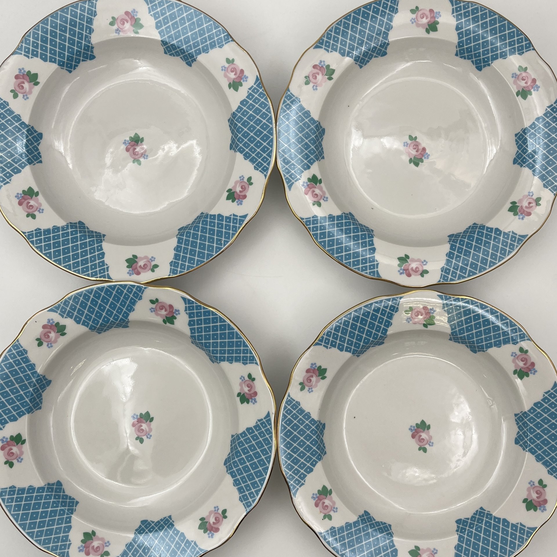 Набор сервировочный на 6 персон (6 тарелок и салатник) в бело-голубой гамме с декором в виде роз