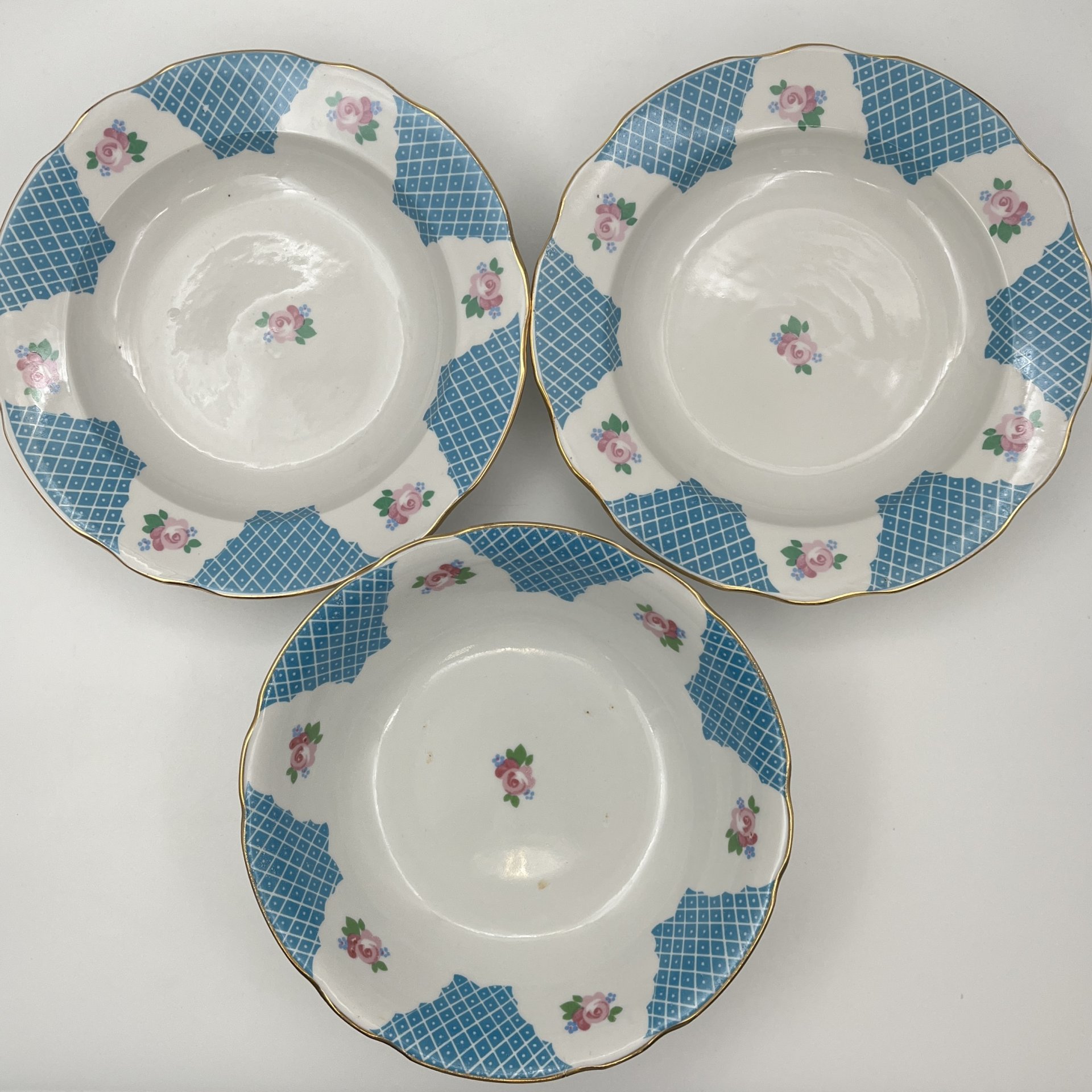 Набор сервировочный на 6 персон (6 тарелок и салатник) в бело-голубой гамме с декором в виде роз