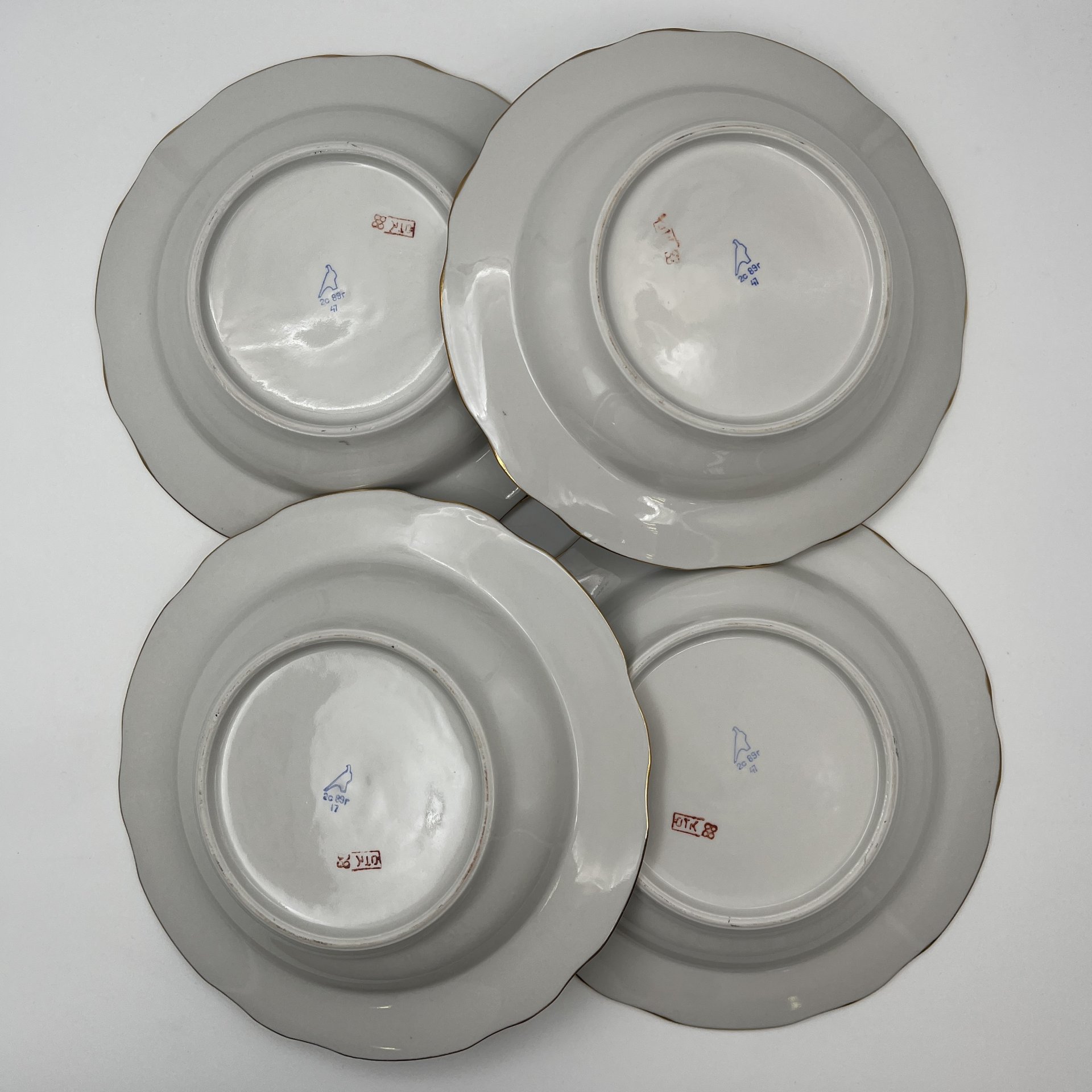 Набор сервировочный на 6 персон (6 тарелок и салатник) в бело-голубой гамме с декором в виде роз