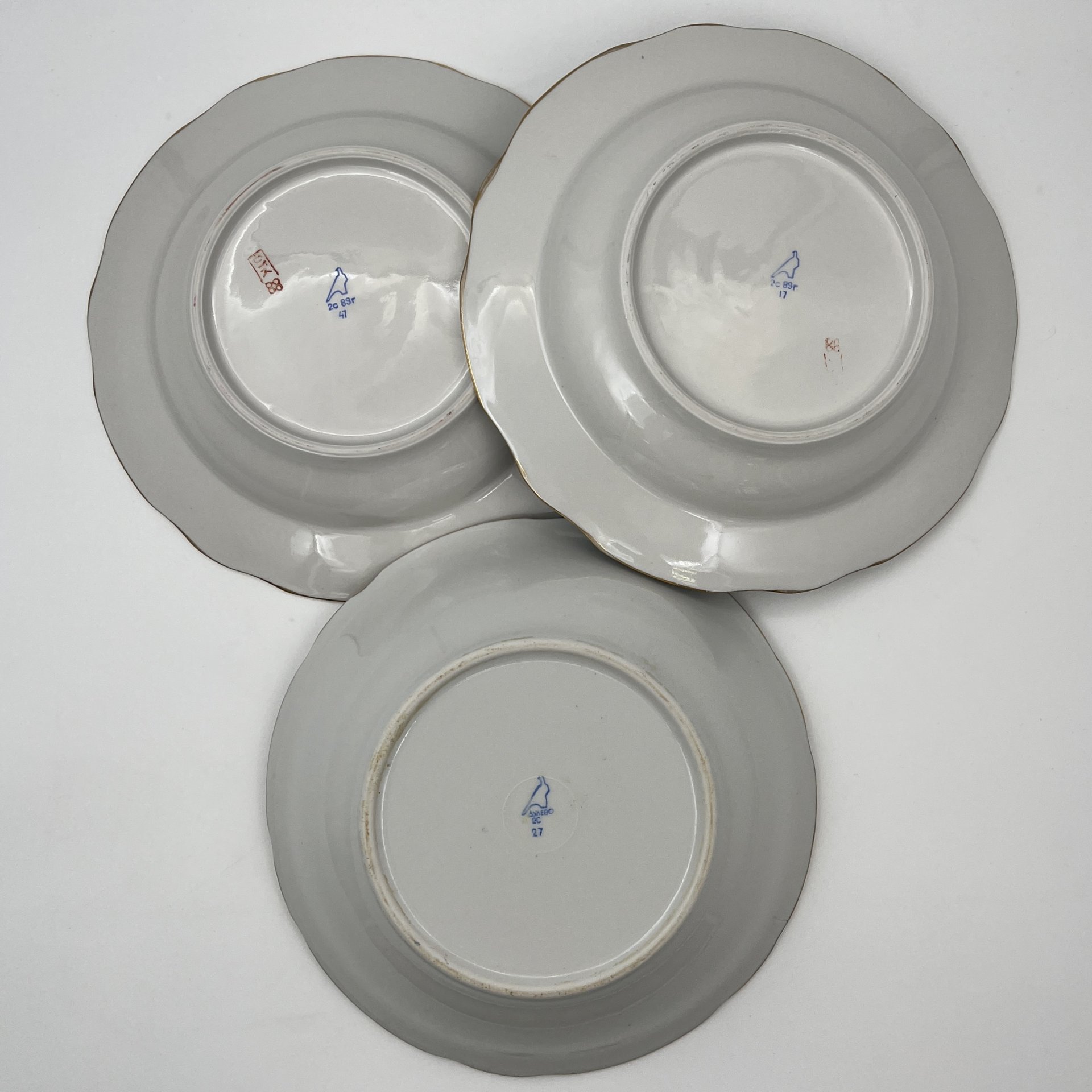 Набор сервировочный на 6 персон (6 тарелок и салатник) в бело-голубой гамме с декором в виде роз