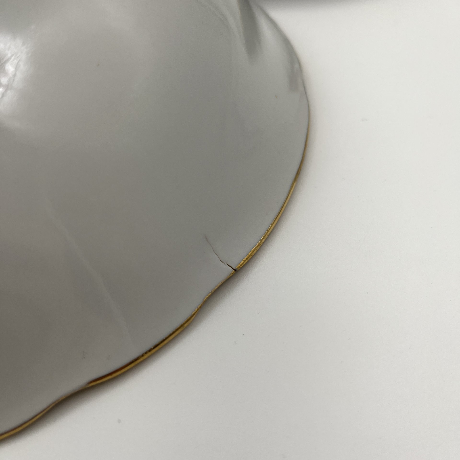 Набор сервировочный на 6 персон (6 тарелок и салатник) в бело-голубой гамме с декором в виде роз