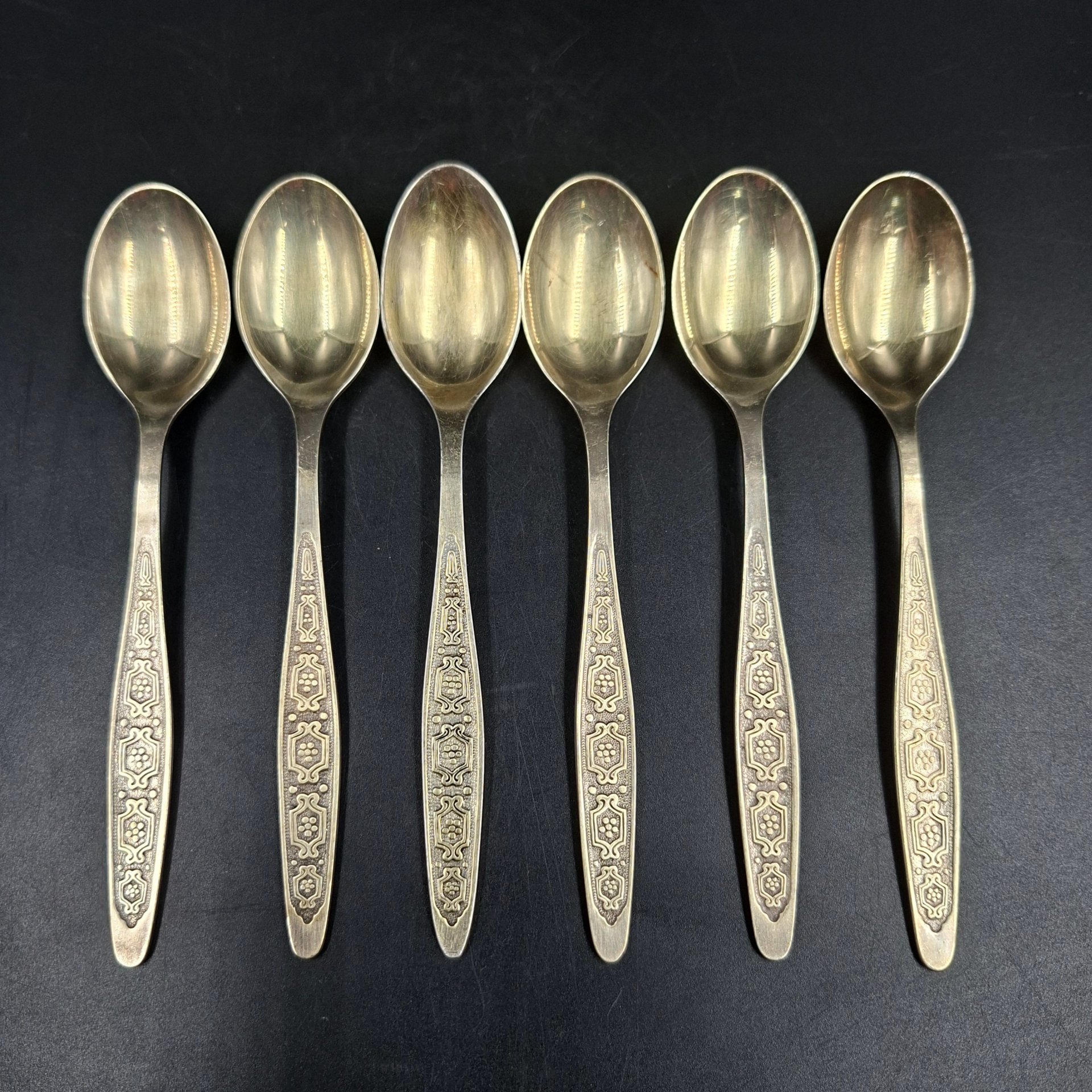 Набор из шести чайных ложек с орнаментальным декором, мНЦ (медь-никель-цинк), золочение, Кольчугинский завод цветных металлов, СССР, 1960-1990 гг.