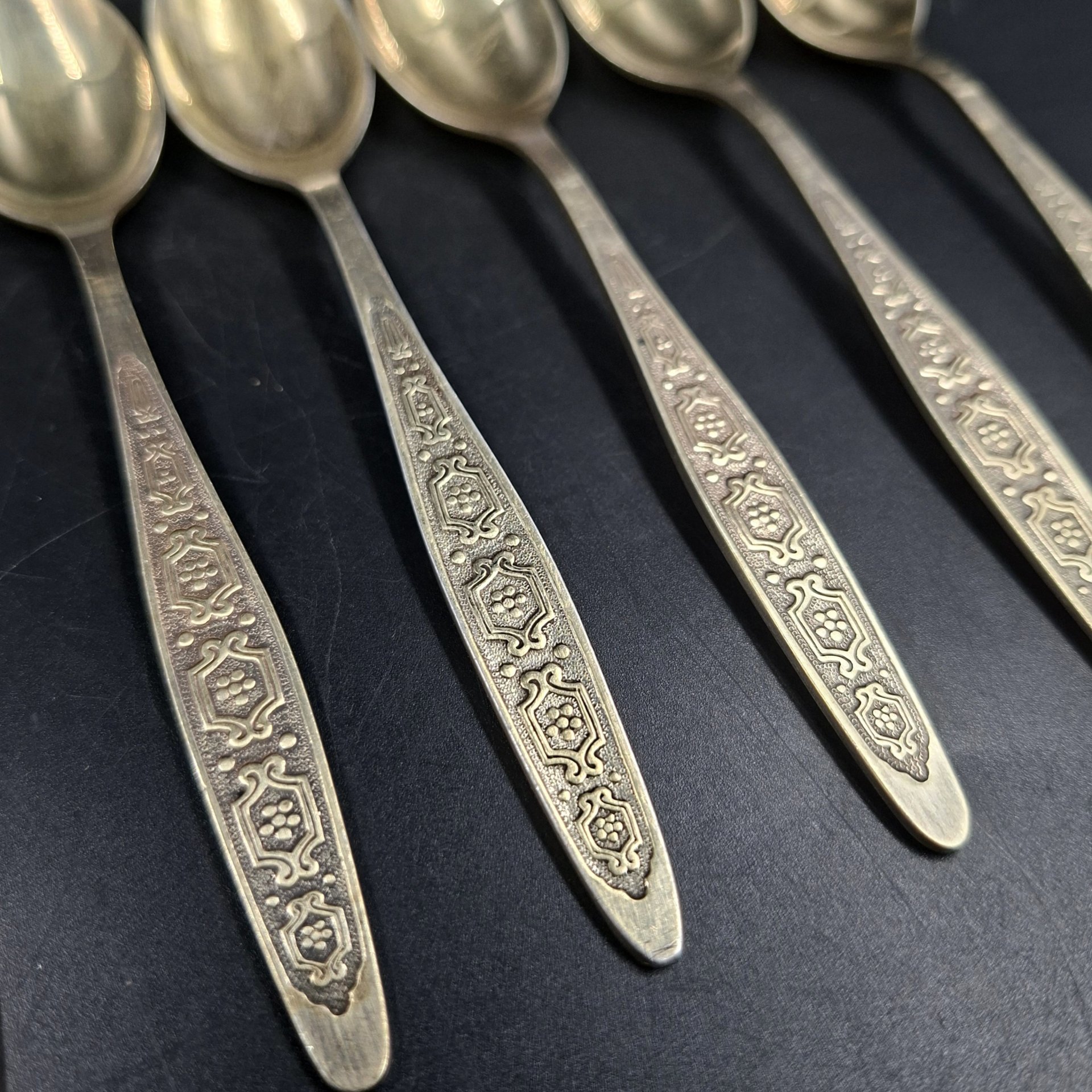 Набор из шести чайных ложек с орнаментальным декором, мНЦ (медь-никель-цинк), золочение, Кольчугинский завод цветных металлов, СССР, 1960-1990 гг.