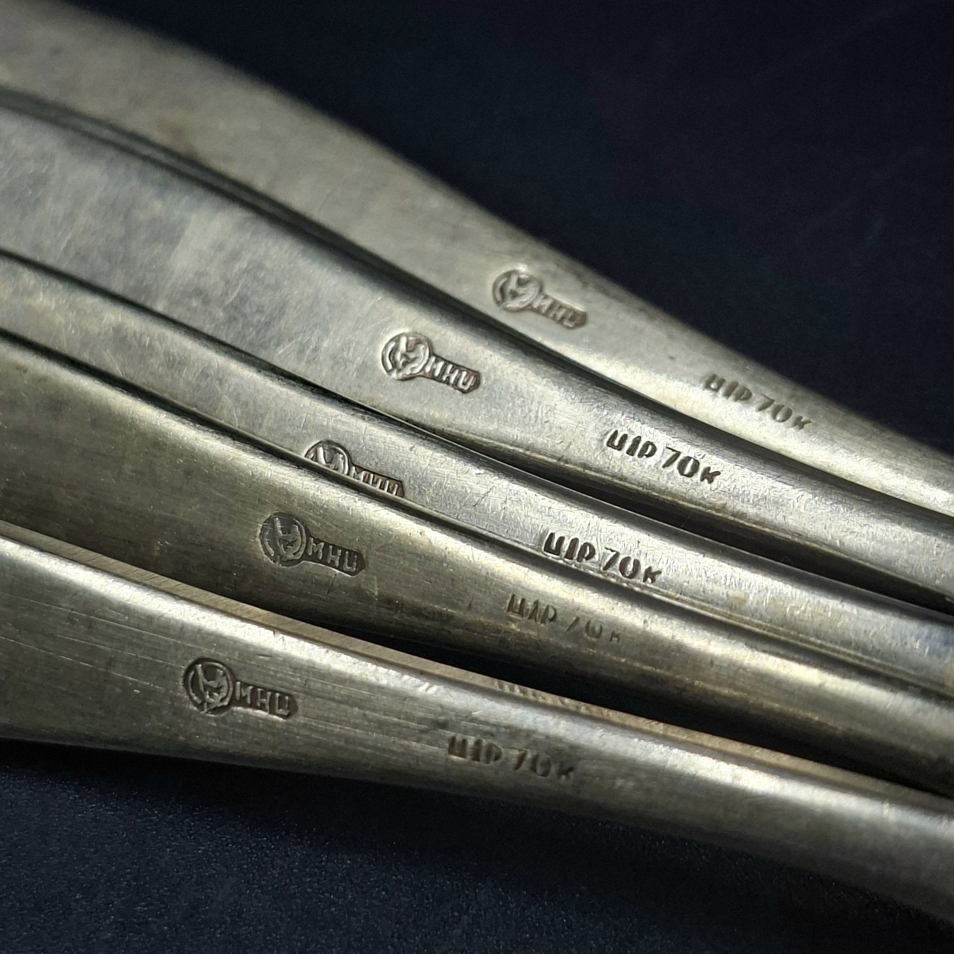 Набор из шести чайных ложек с орнаментальным декором, мНЦ (медь-никель-цинк), золочение, Кольчугинский завод цветных металлов, СССР, 1960-1990 гг.