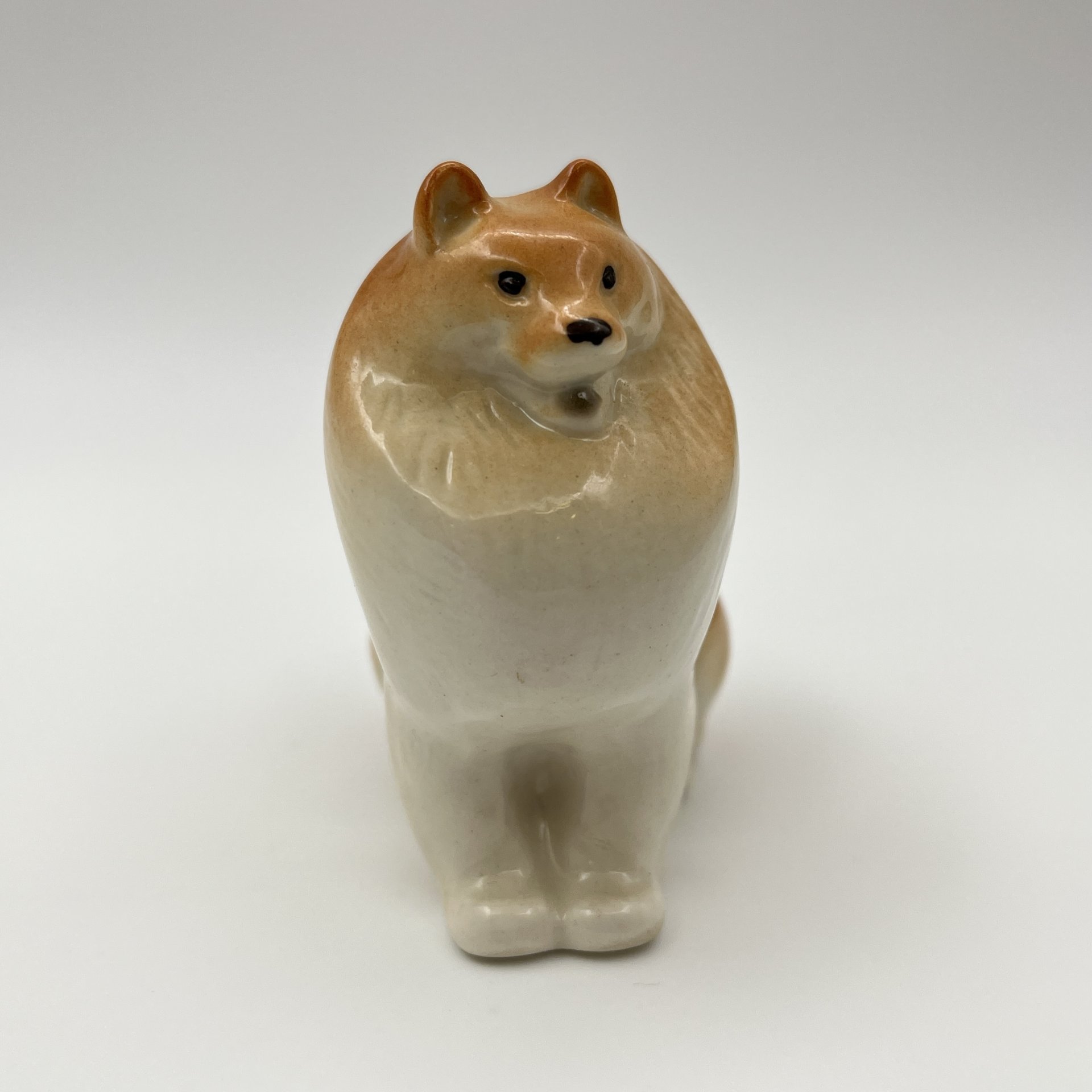 Статуэтка "Шпиц", скульптор Б.Я. Воробьёв, фарфор, аэрография, Ленинградский фарфоровый завод (ЛФЗ), СССР, 1986-1991 гг.