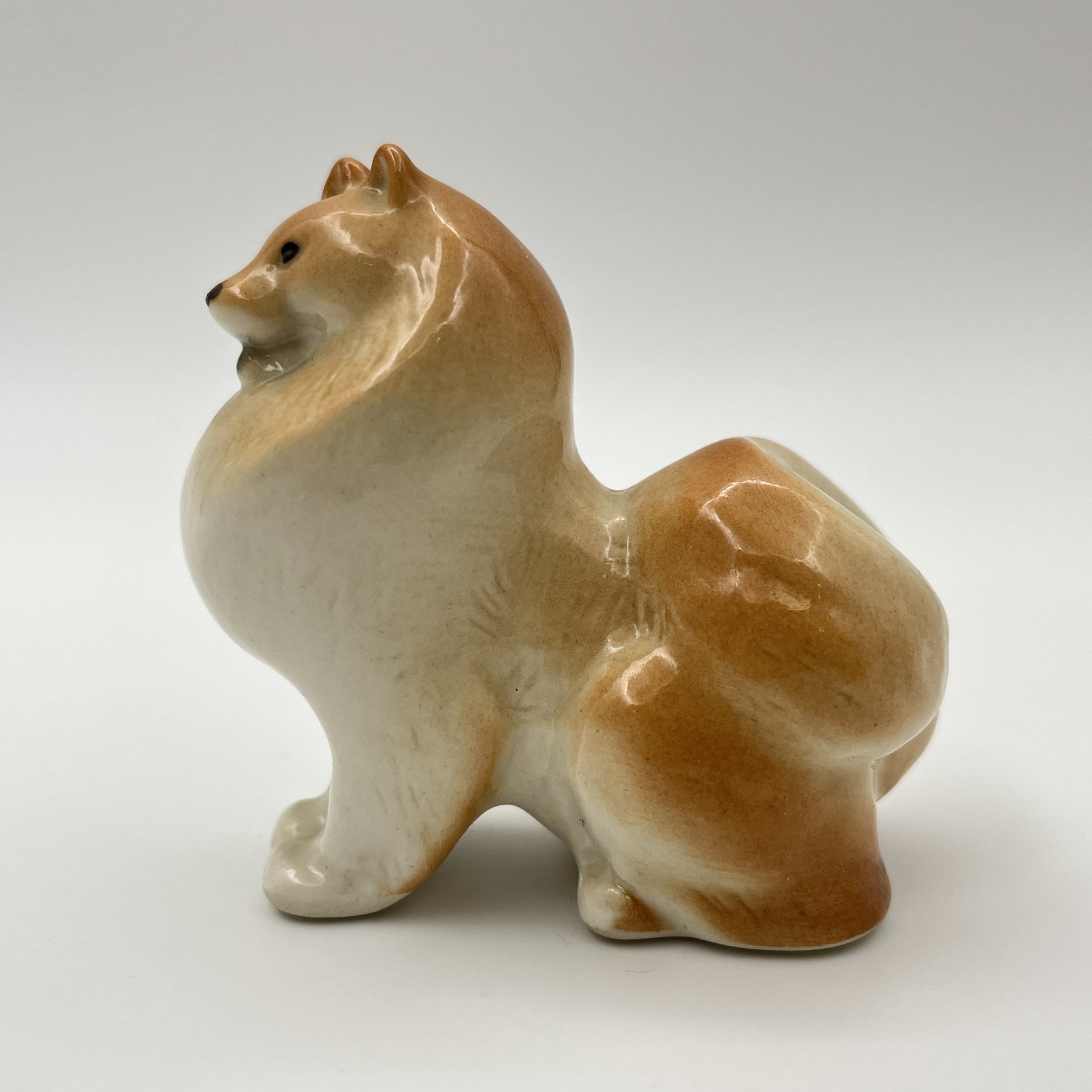 Статуэтка "Шпиц", скульптор Б.Я. Воробьёв, фарфор, аэрография, Ленинградский фарфоровый завод (ЛФЗ), СССР, 1986-1991 гг.