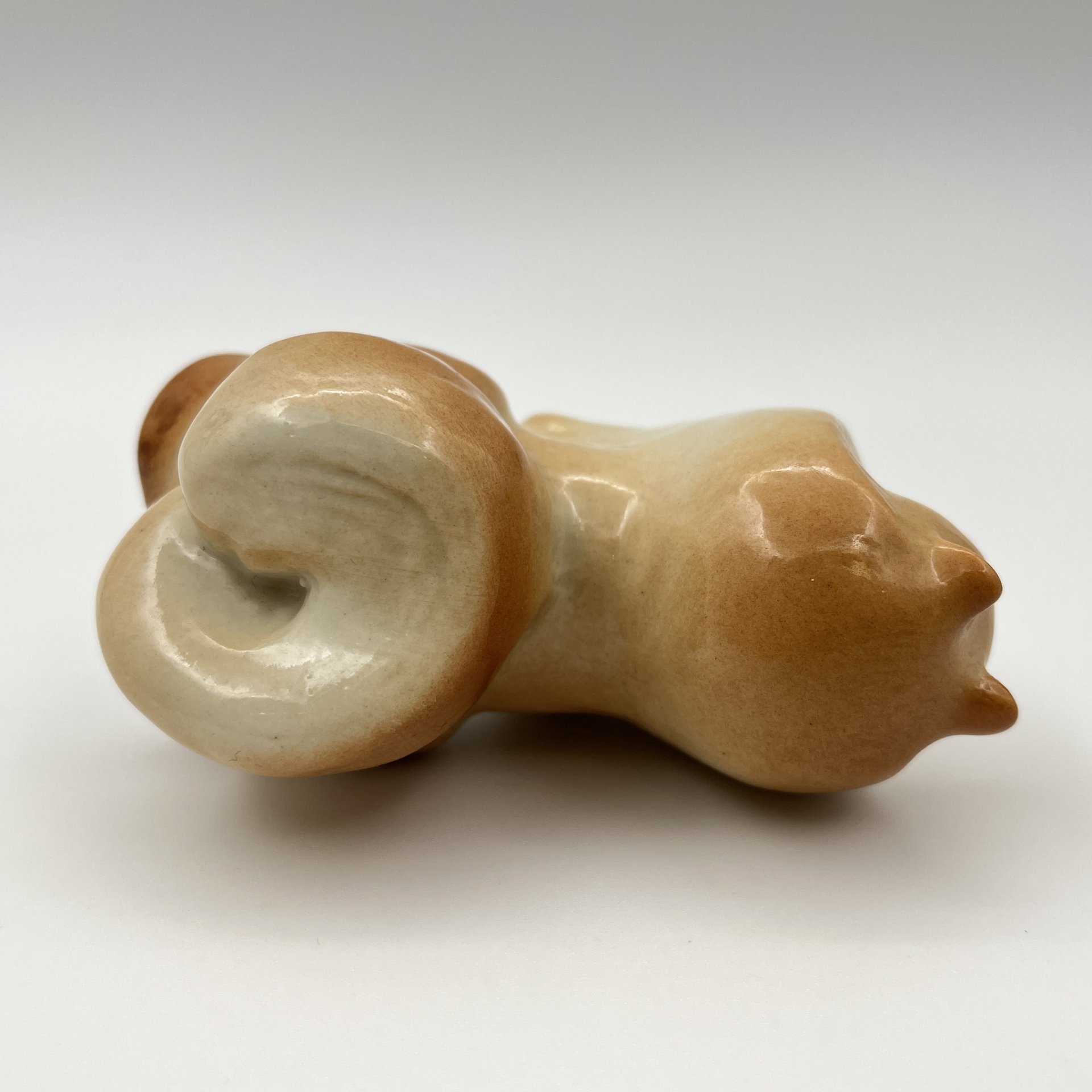 Статуэтка "Шпиц", скульптор Б.Я. Воробьёв, фарфор, аэрография, Ленинградский фарфоровый завод (ЛФЗ), СССР, 1986-1991 гг.