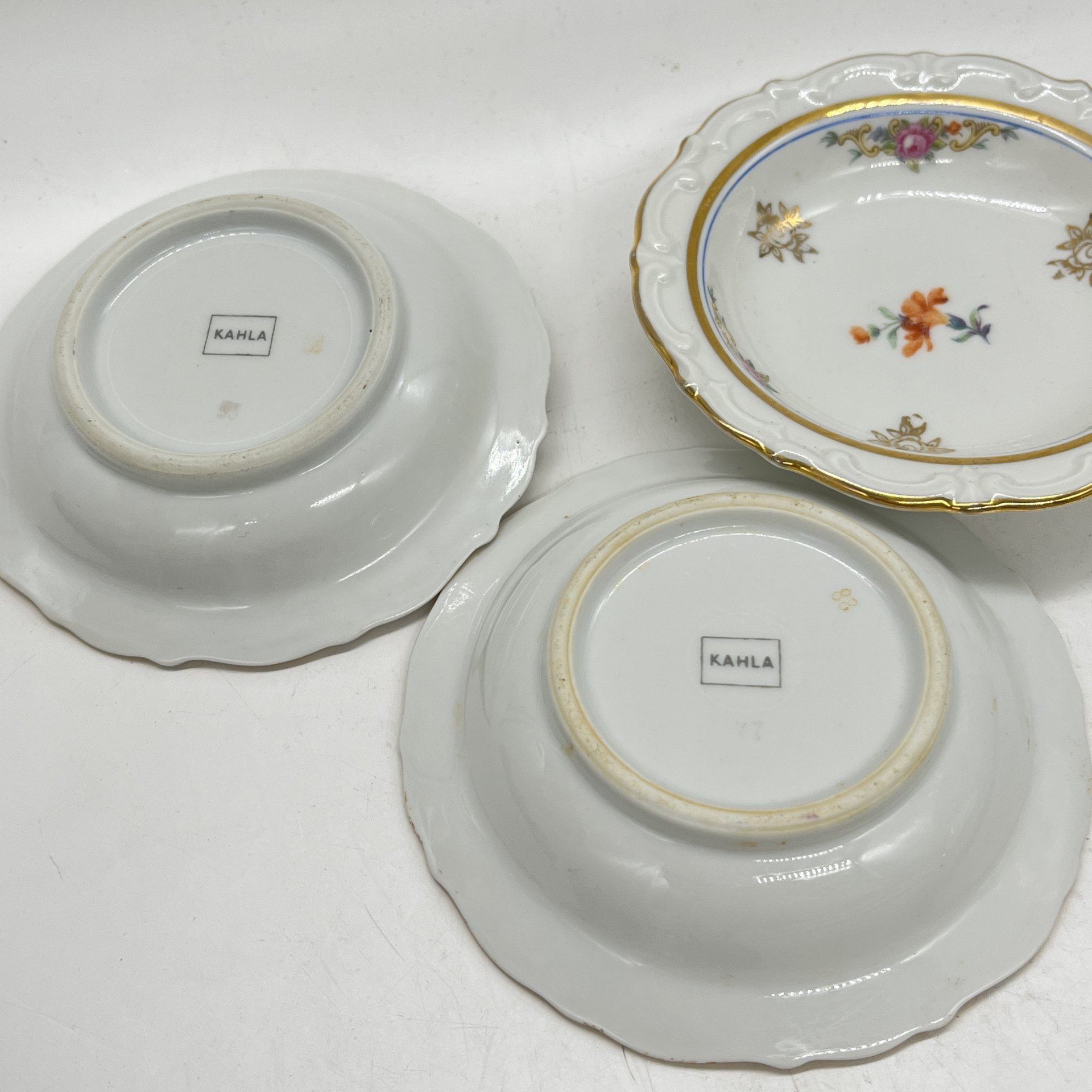 Набор из 3 розеток с цветочным декором и фигурным краем, фарфор, золочение, деколь, Kahla, ГДР, 1960-1980 гг.