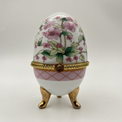 Шкатулка в форме яйца с цветочным декором в розовых оттенках, фарфор, деколь, золочение, сплав металлов, Европа, 2010-2015 гг.