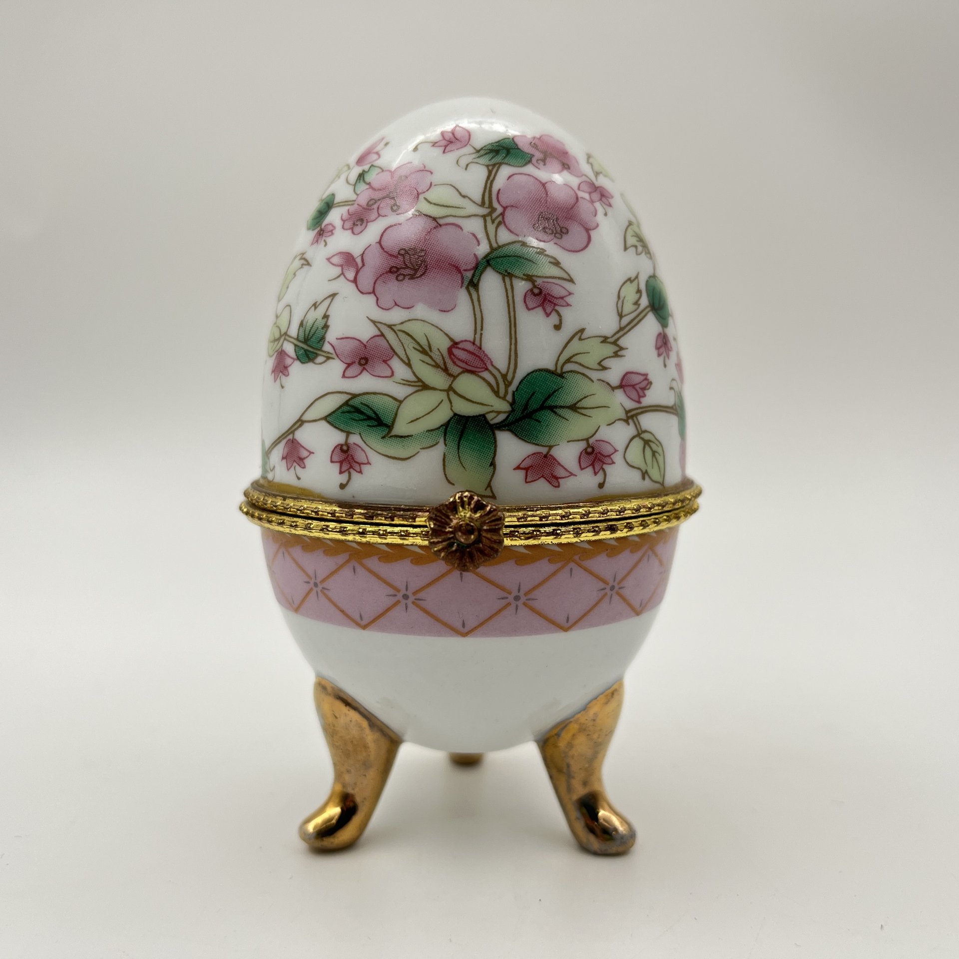 Шкатулка в форме яйца с цветочным декором в розовых оттенках, фарфор, деколь, золочение, сплав металлов, Европа, 2010-2015 гг.