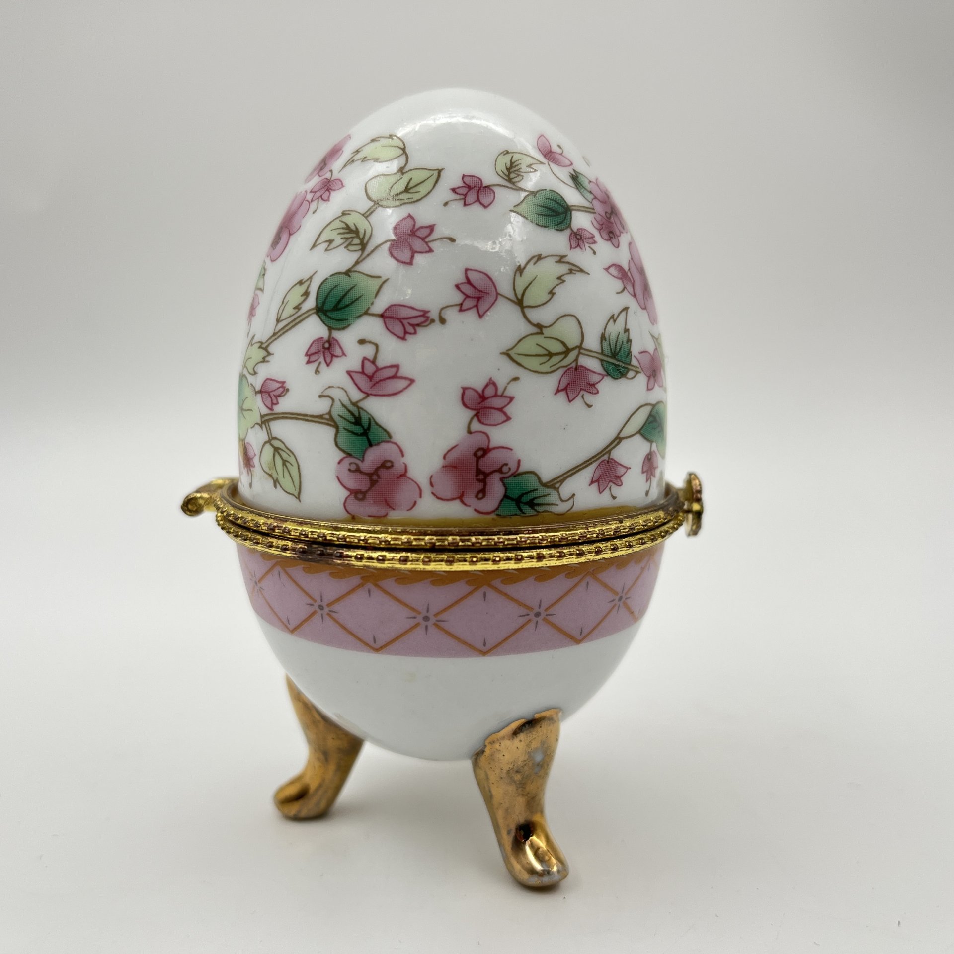 Шкатулка в форме яйца с цветочным декором в розовых оттенках, фарфор, деколь, золочение, сплав металлов, Европа, 2010-2015 гг.