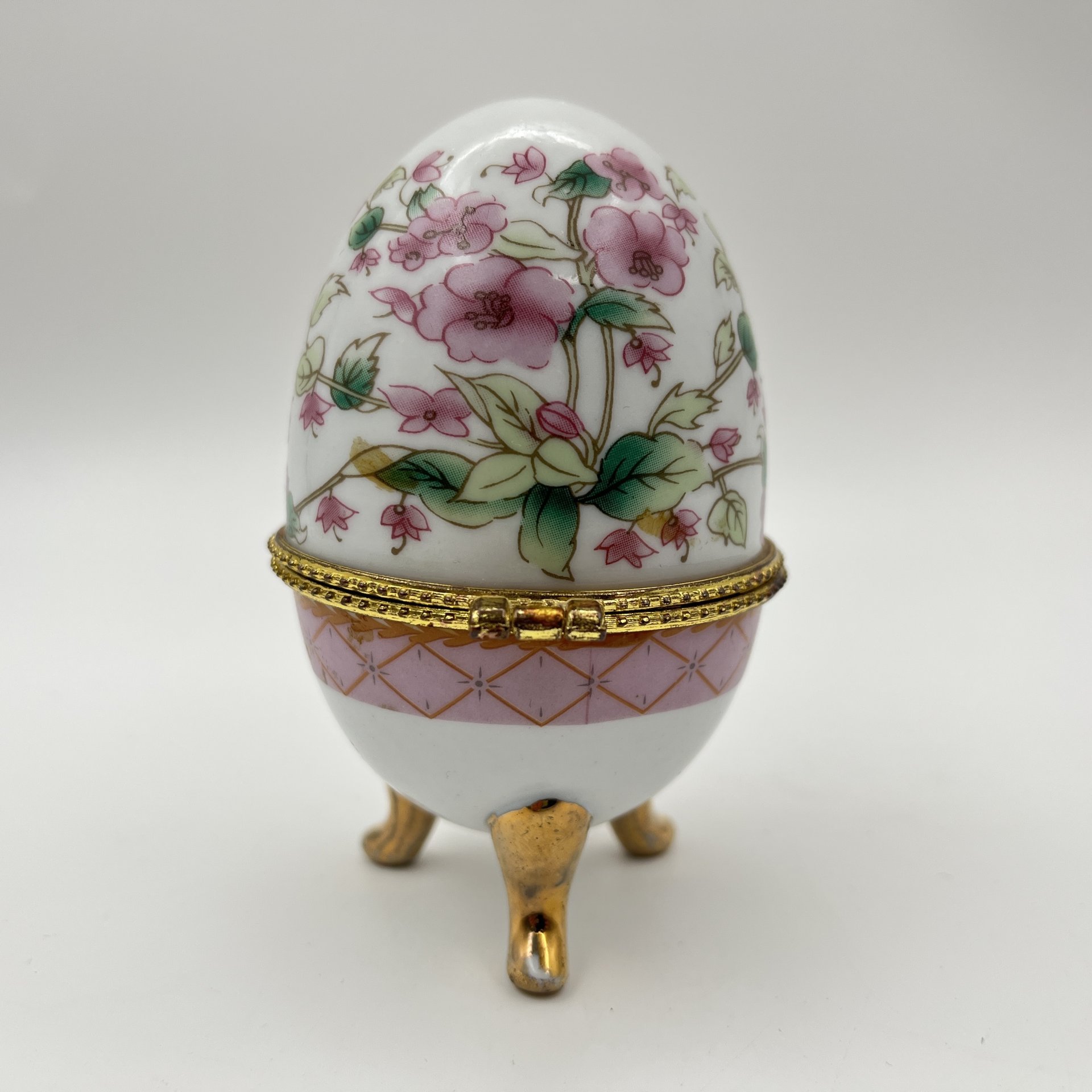 Шкатулка в форме яйца с цветочным декором в розовых оттенках, фарфор, деколь, золочение, сплав металлов, Европа, 2010-2015 гг.