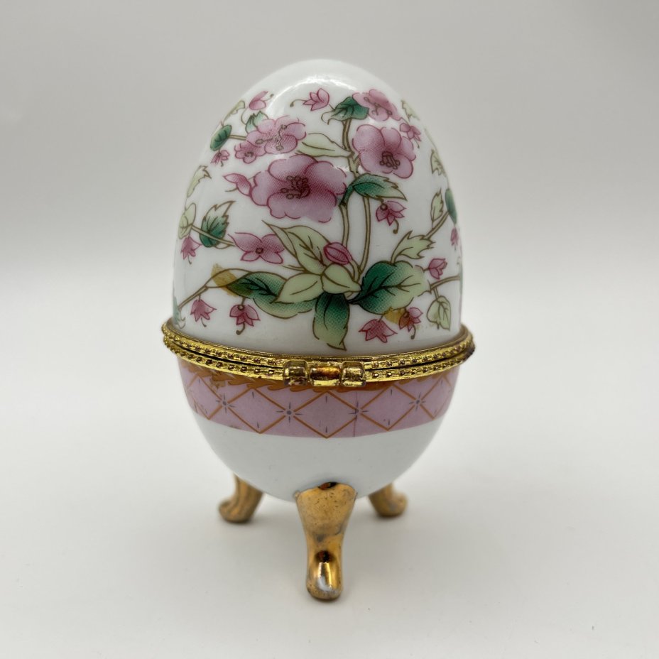 Шкатулка в форме яйца с цветочным декором в розовых оттенках