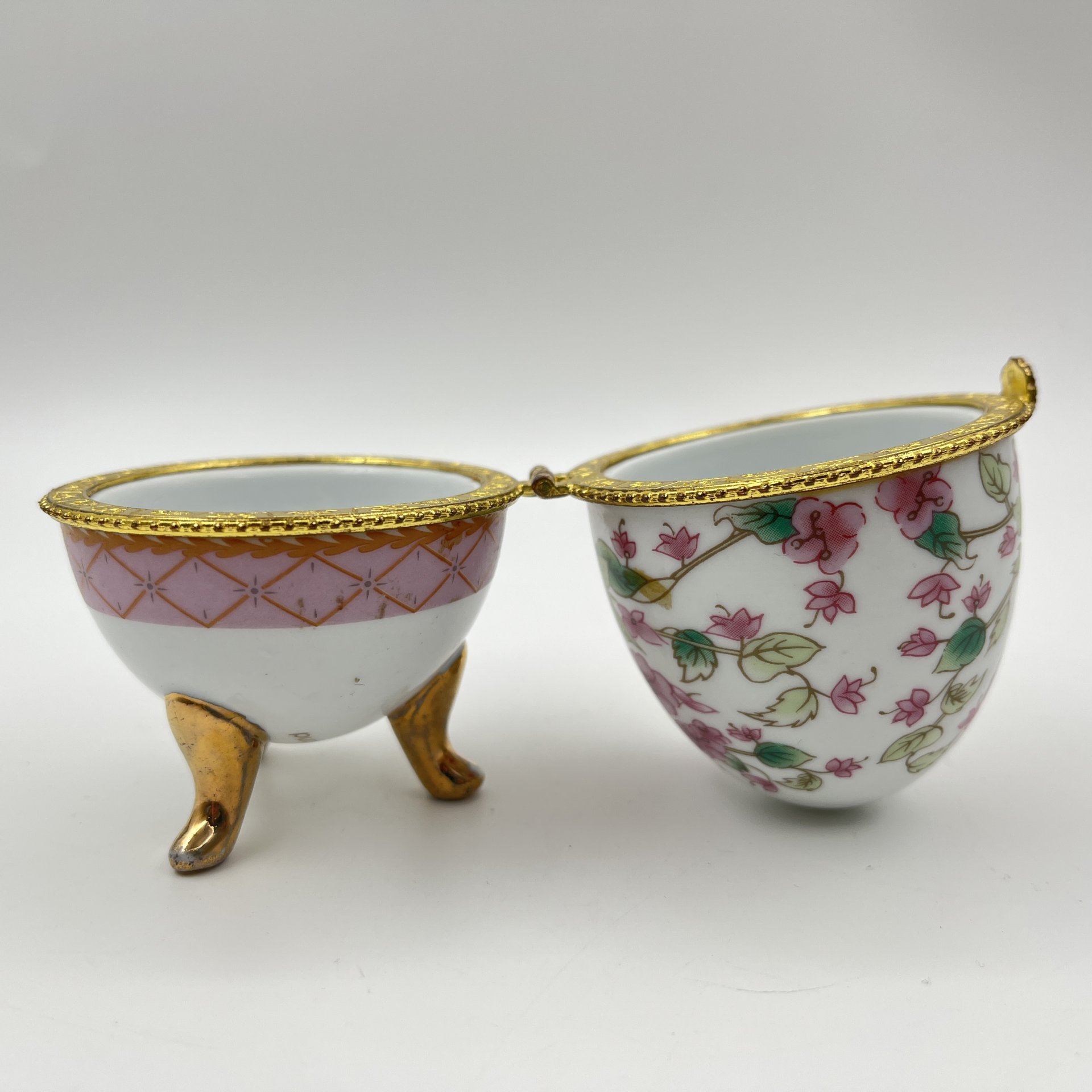 Шкатулка в форме яйца с цветочным декором в розовых оттенках, фарфор, деколь, золочение, сплав металлов, Европа, 2010-2015 гг.