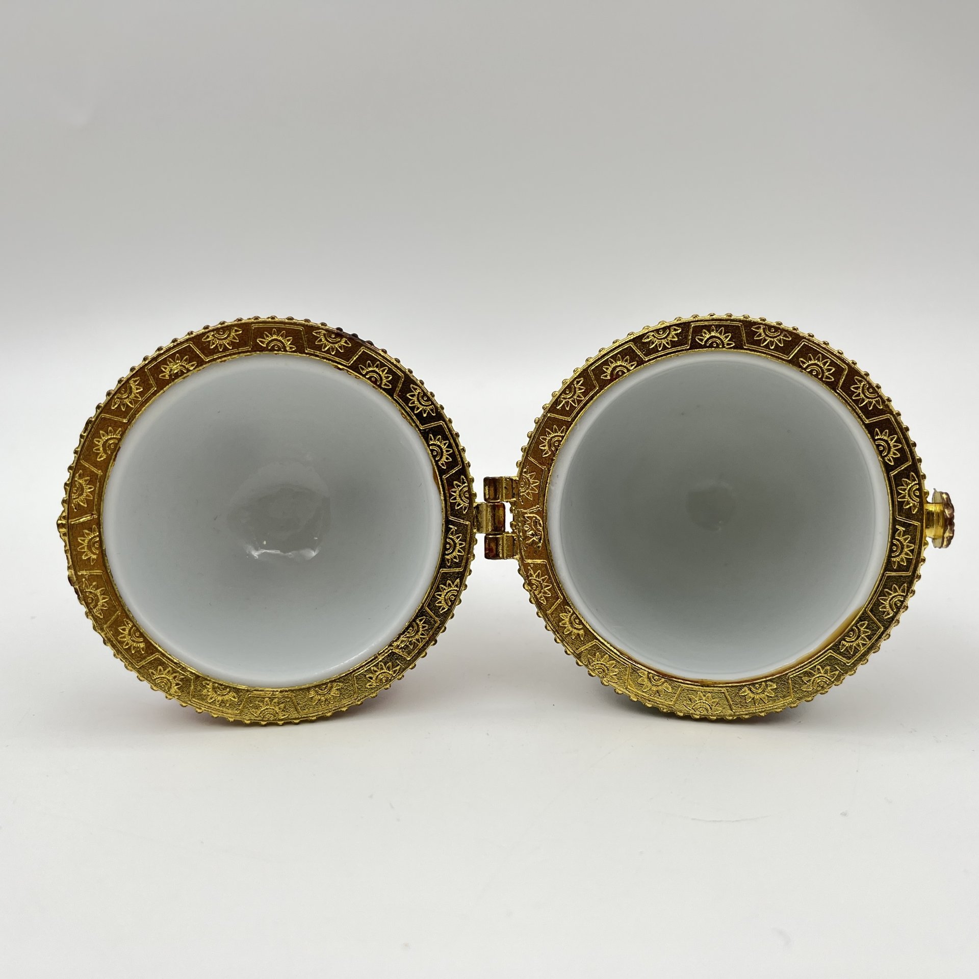 Шкатулка в форме яйца с цветочным декором в розовых оттенках, фарфор, деколь, золочение, сплав металлов, Европа, 2010-2015 гг.