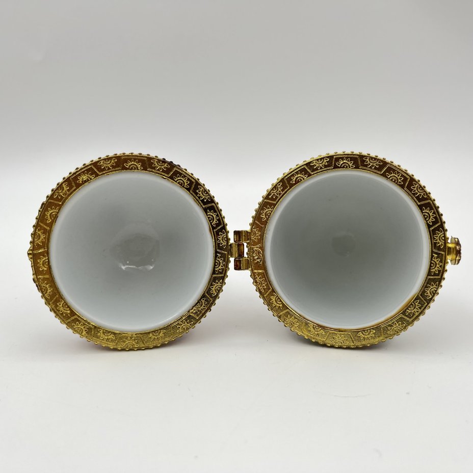 Шкатулка в форме яйца с цветочным декором в розовых оттенках