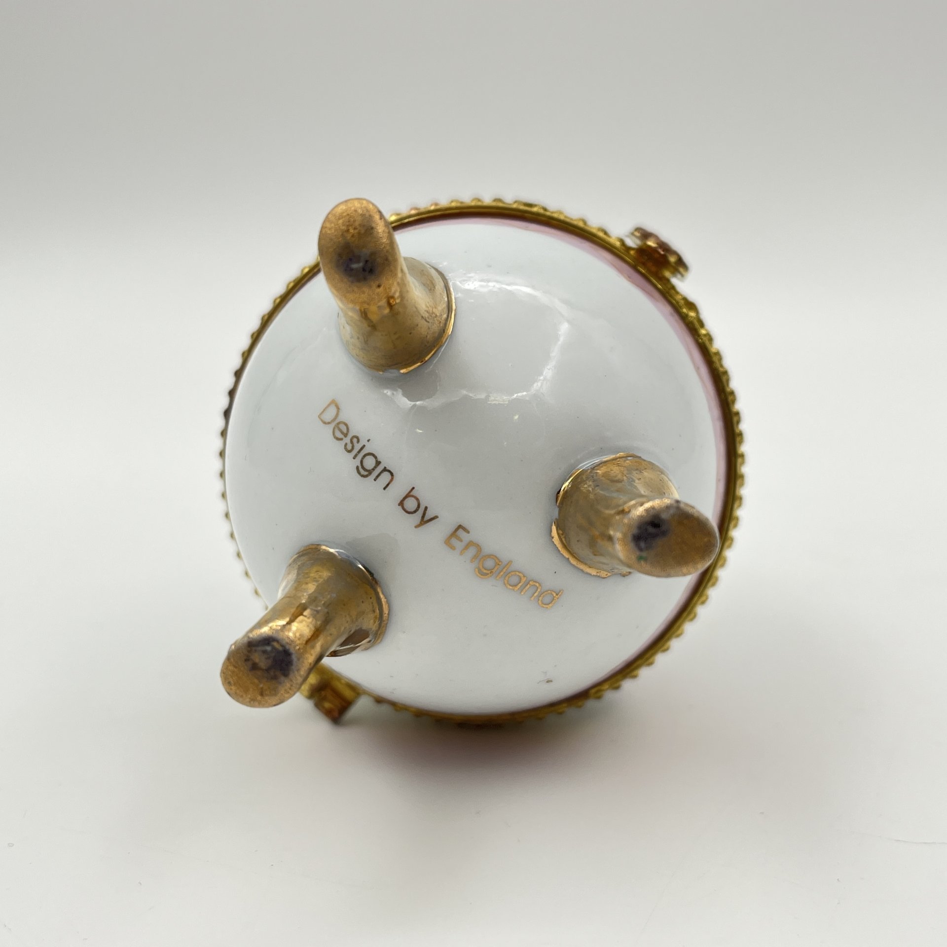 Шкатулка в форме яйца с цветочным декором в розовых оттенках, фарфор, деколь, золочение, сплав металлов, Европа, 2010-2015 гг.