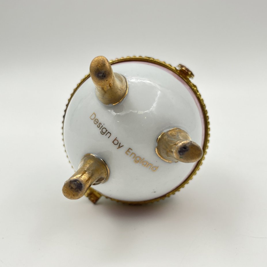 Шкатулка в форме яйца с цветочным декором в розовых оттенках