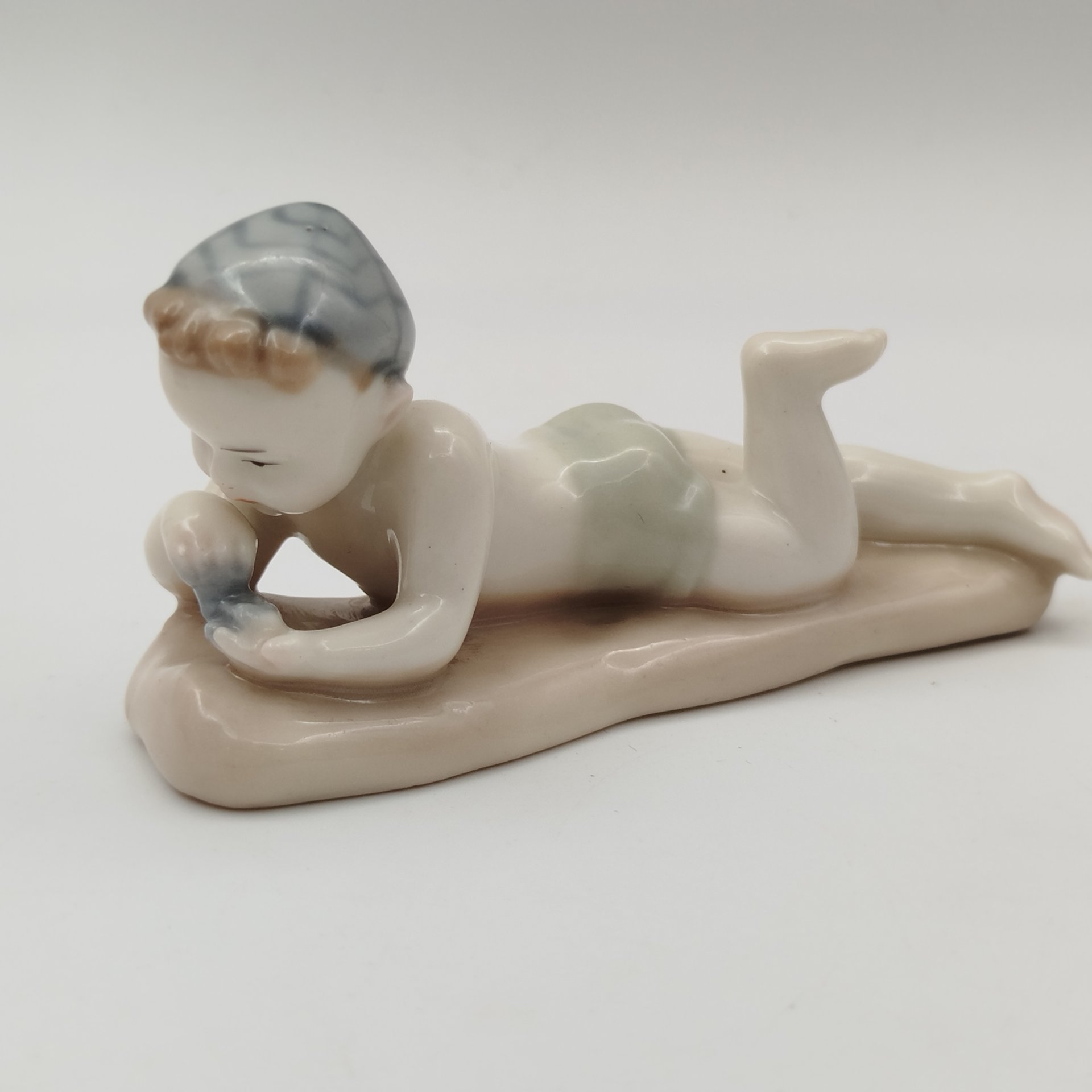 Статуэтка "Мальчик на пляже", скульптор Г.С. Столбова