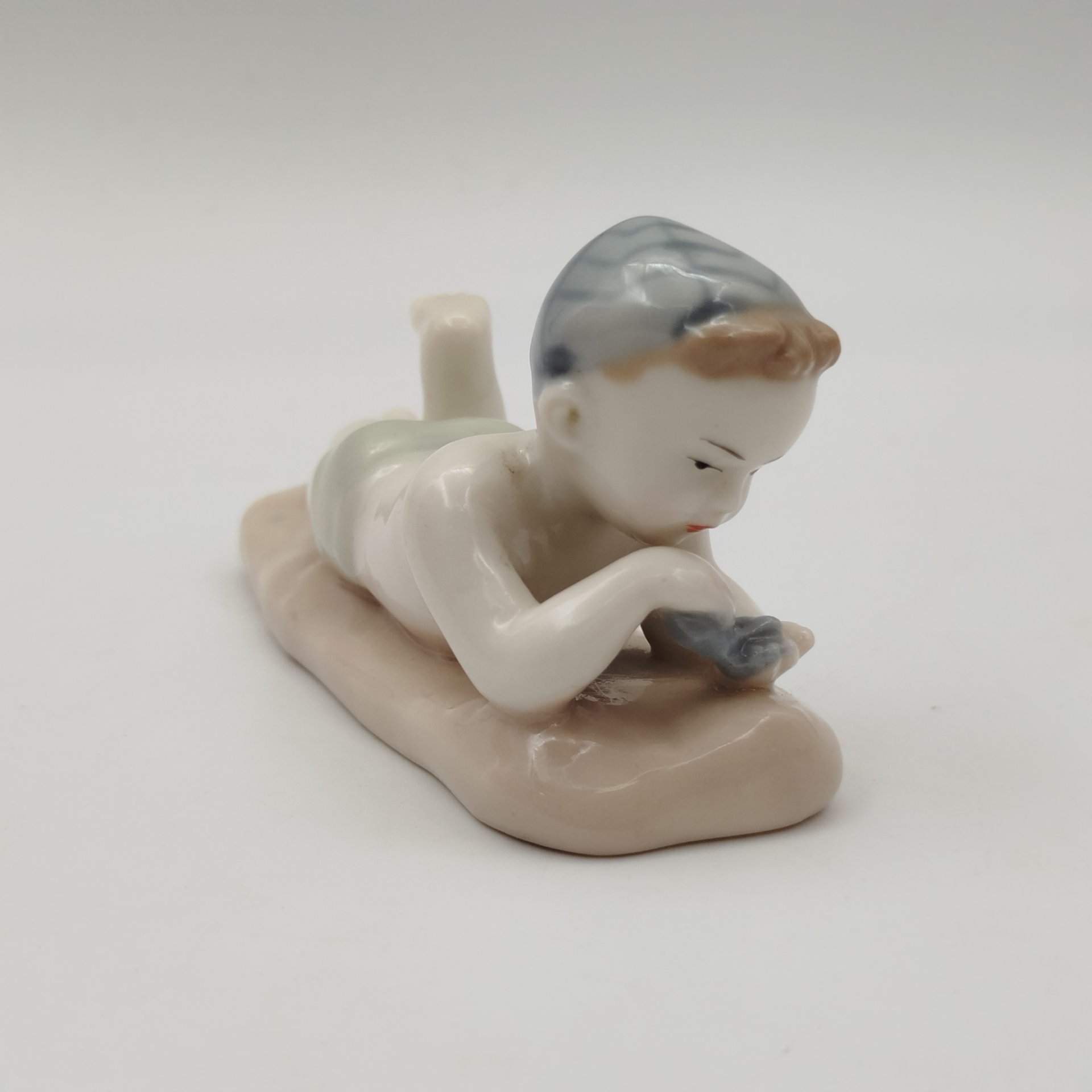 Статуэтка "Мальчик на пляже", скульптор Г.С. Столбова