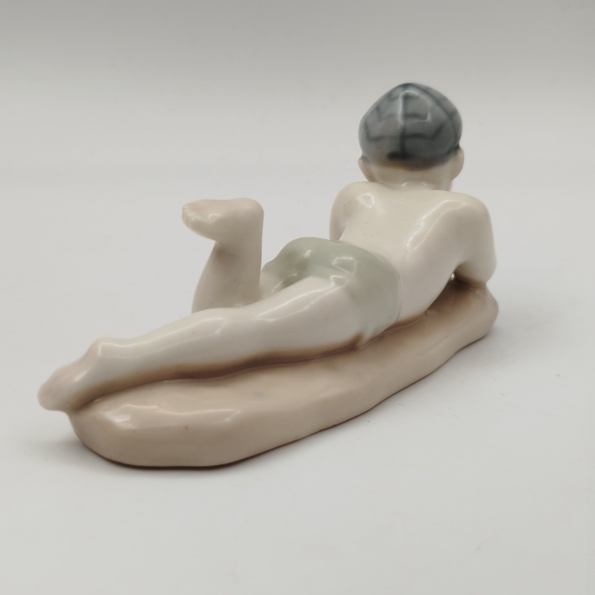 Статуэтка "Мальчик на пляже", скульптор Г.С. Столбова