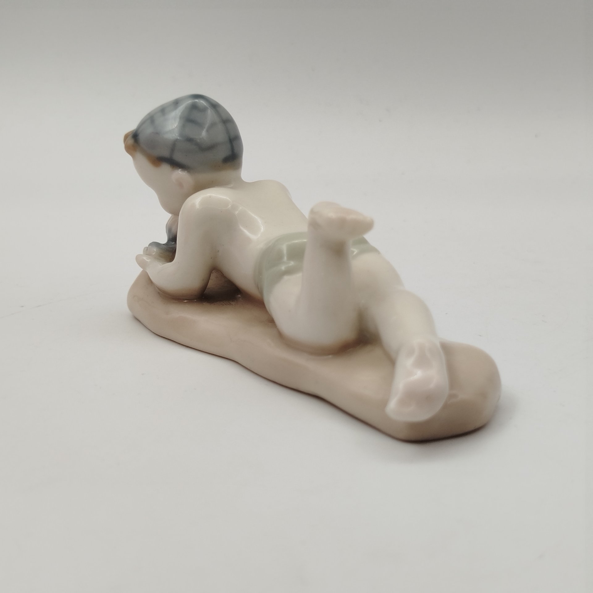 Статуэтка "Мальчик на пляже", скульптор Г.С. Столбова