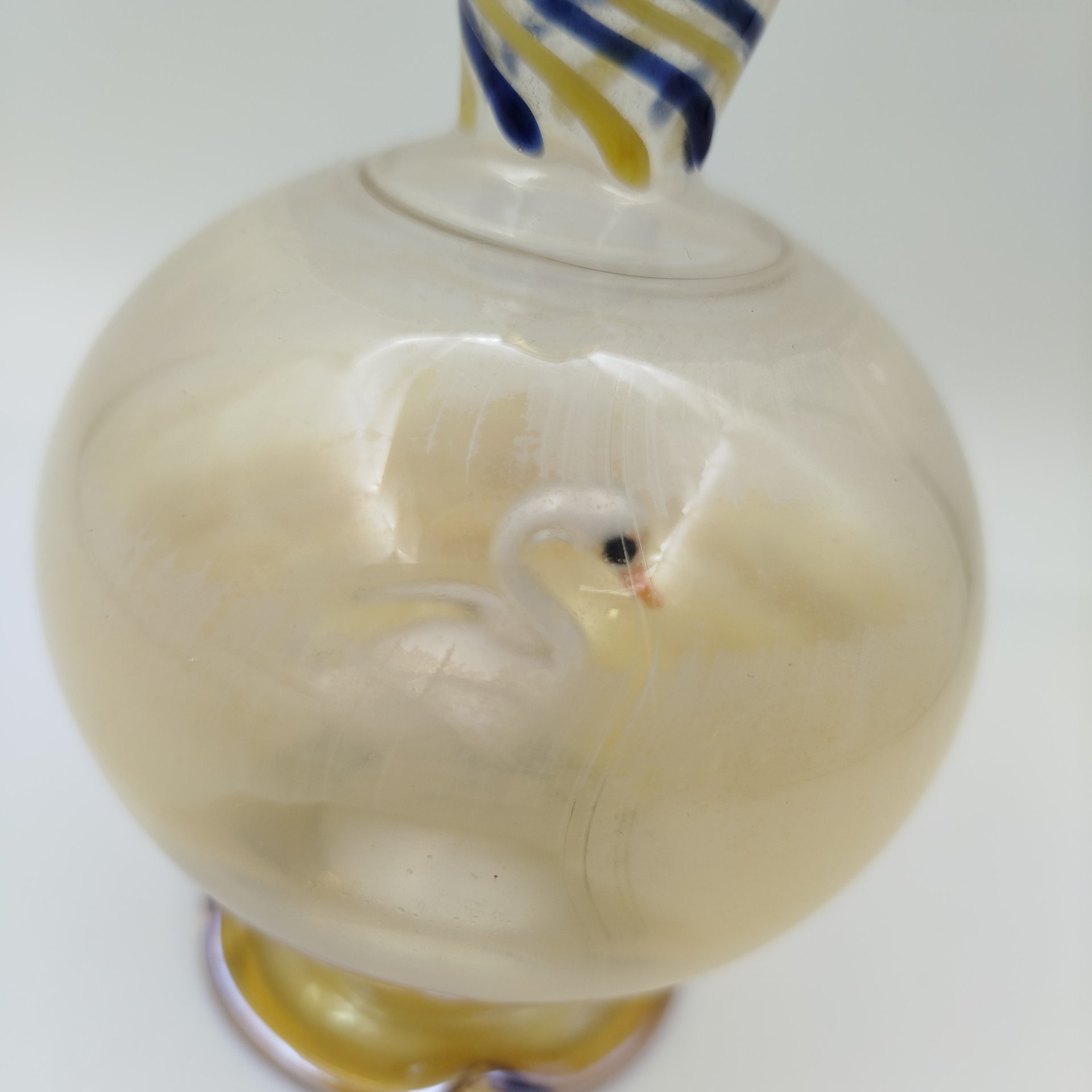 Графин (штоф) "Лебедь" с фигуркой внутри, Ламповый завод, цветное стекло, выдувание, люстр, СССР, 1960-1980 гг.