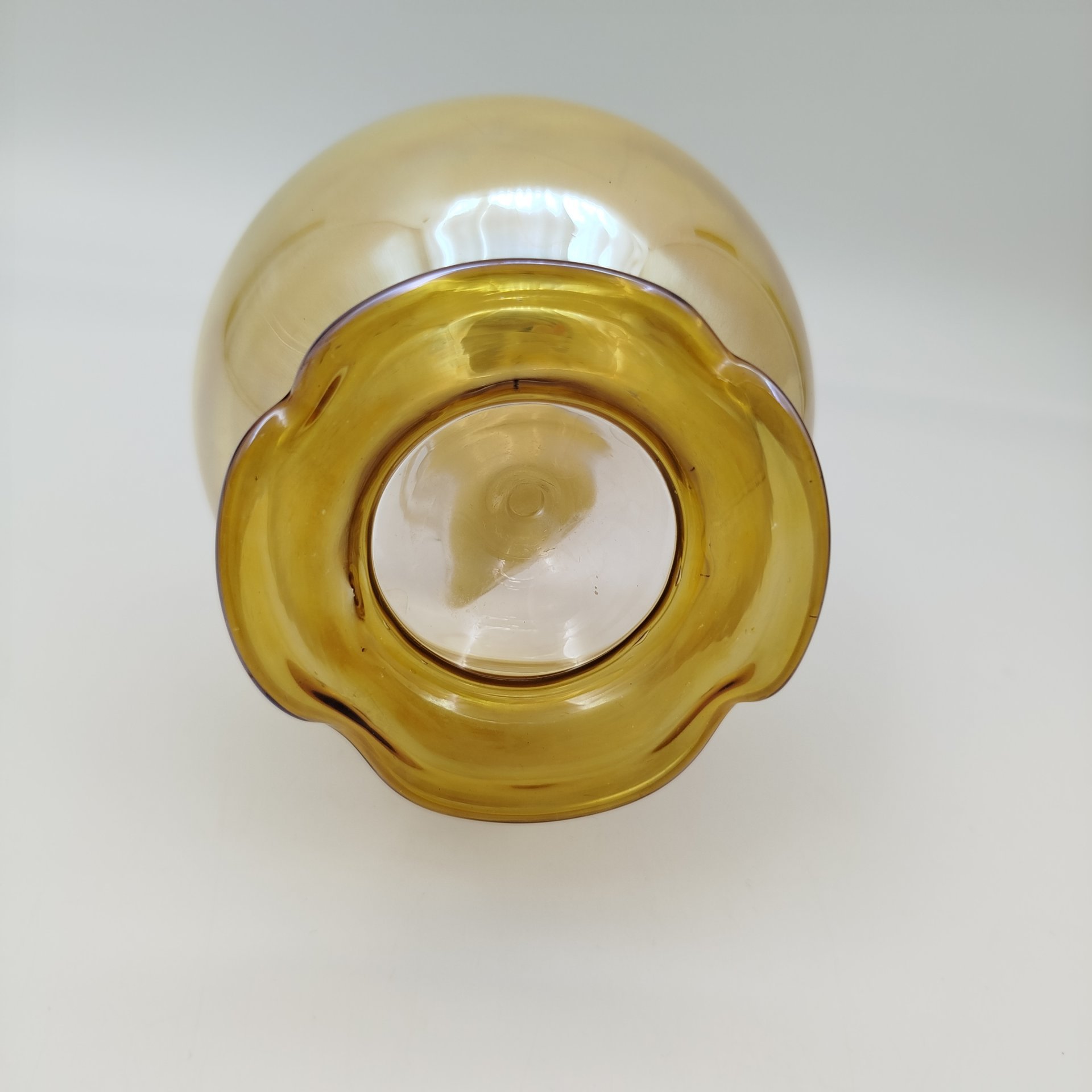 Графин (штоф) "Лебедь" с фигуркой внутри, Ламповый завод, цветное стекло, выдувание, люстр, СССР, 1960-1980 гг.