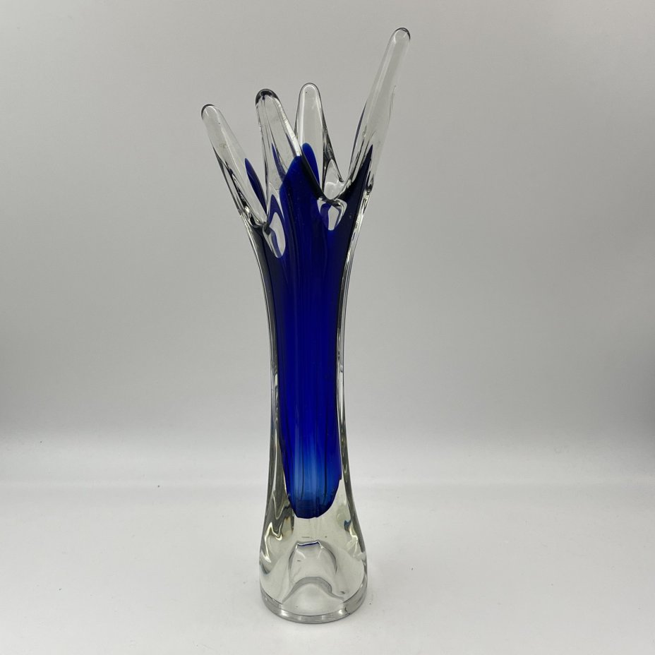 Ваза для цветов оригинальной четырёхконечной формы, стекло, двухслойное, гутная техника, Ливанский стекольный завод, СССР, 1960-1980 гг.