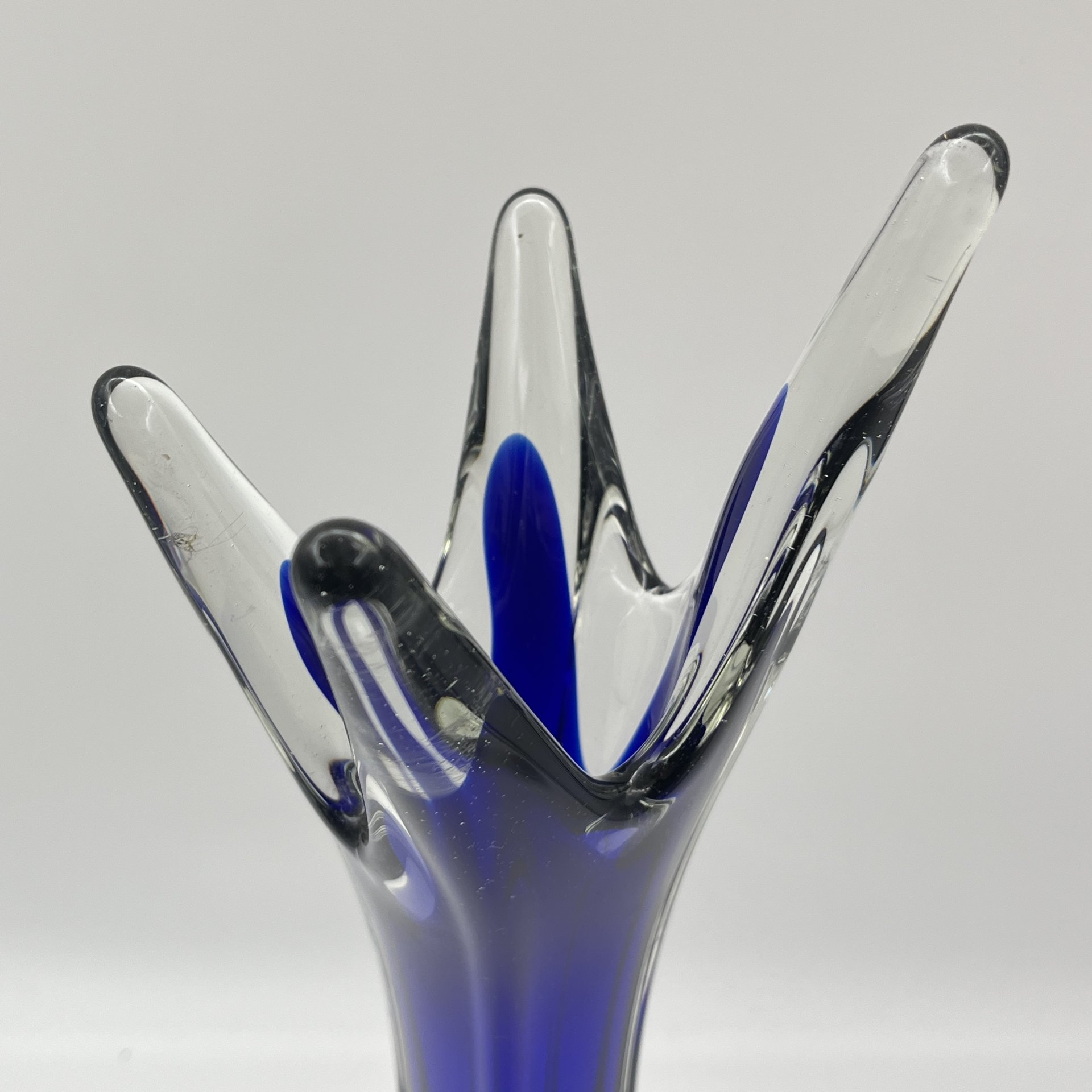 Ваза для цветов оригинальной четырёхконечной формы, стекло, двухслойное, гутная техника, Ливанский стекольный завод, СССР, 1960-1980 гг.