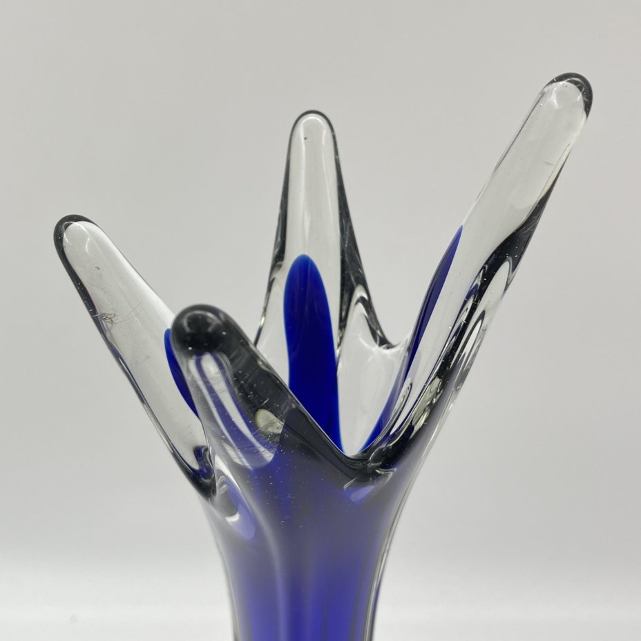 Ваза для цветов оригинальной четырёхконечной формы, стекло, двухслойное, гутная техника, Ливанский стекольный завод, СССР, 1960-1980 гг.