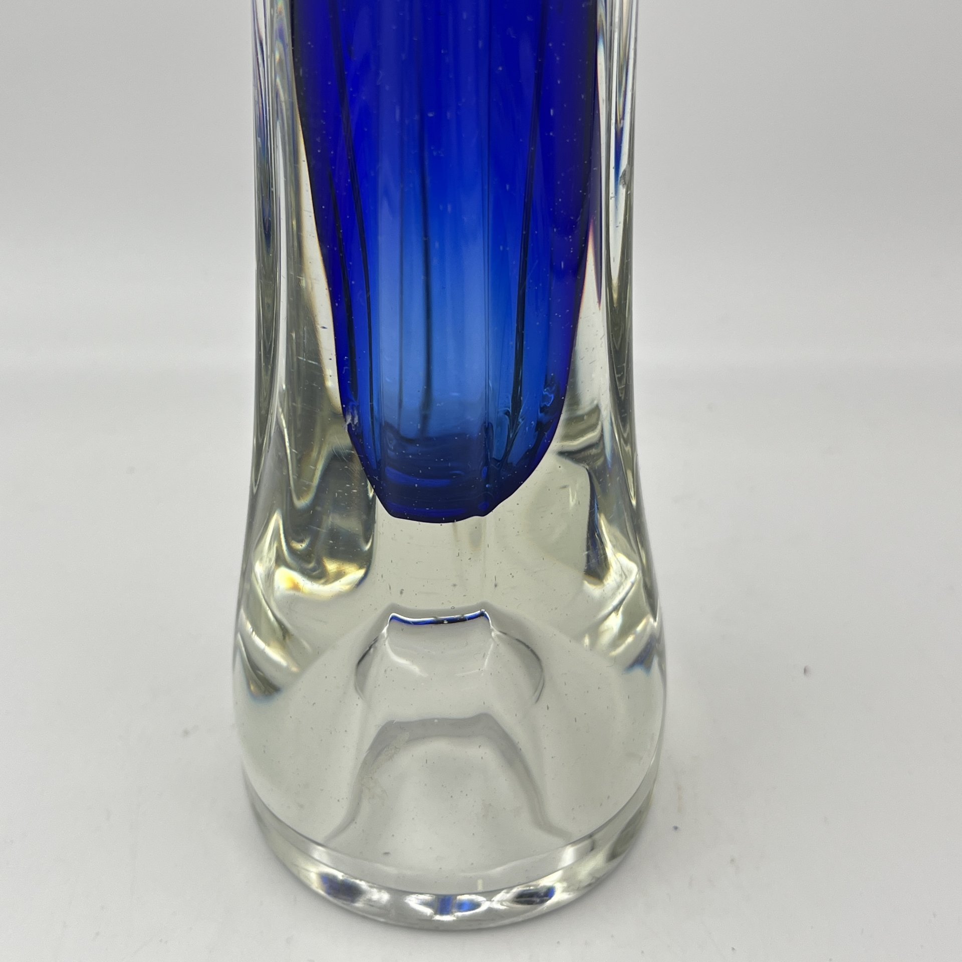 Ваза для цветов оригинальной четырёхконечной формы, стекло, двухслойное, гутная техника, Ливанский стекольный завод, СССР, 1960-1980 гг.