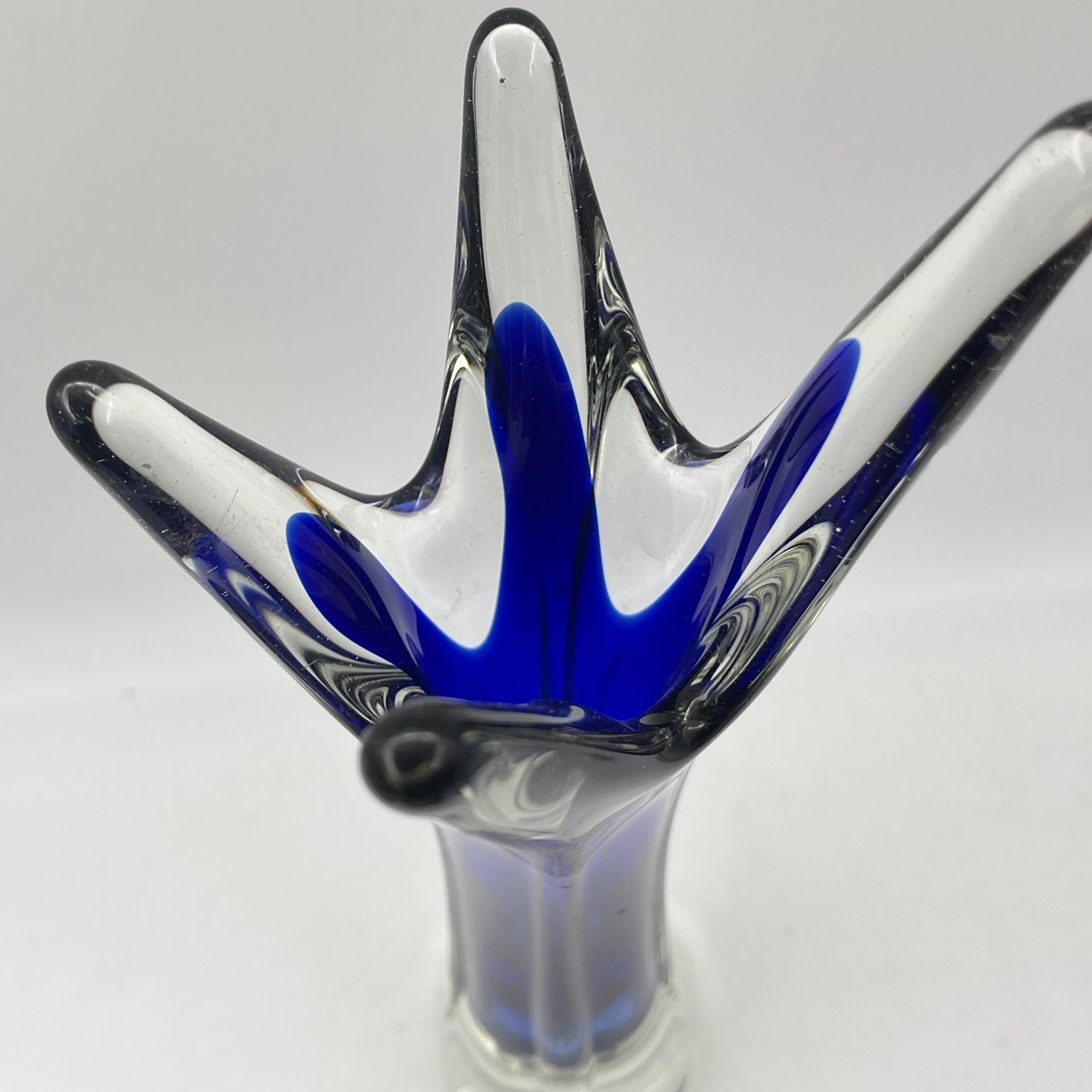 Ваза для цветов оригинальной четырёхконечной формы, стекло, двухслойное, гутная техника, Ливанский стекольный завод, СССР, 1960-1980 гг.