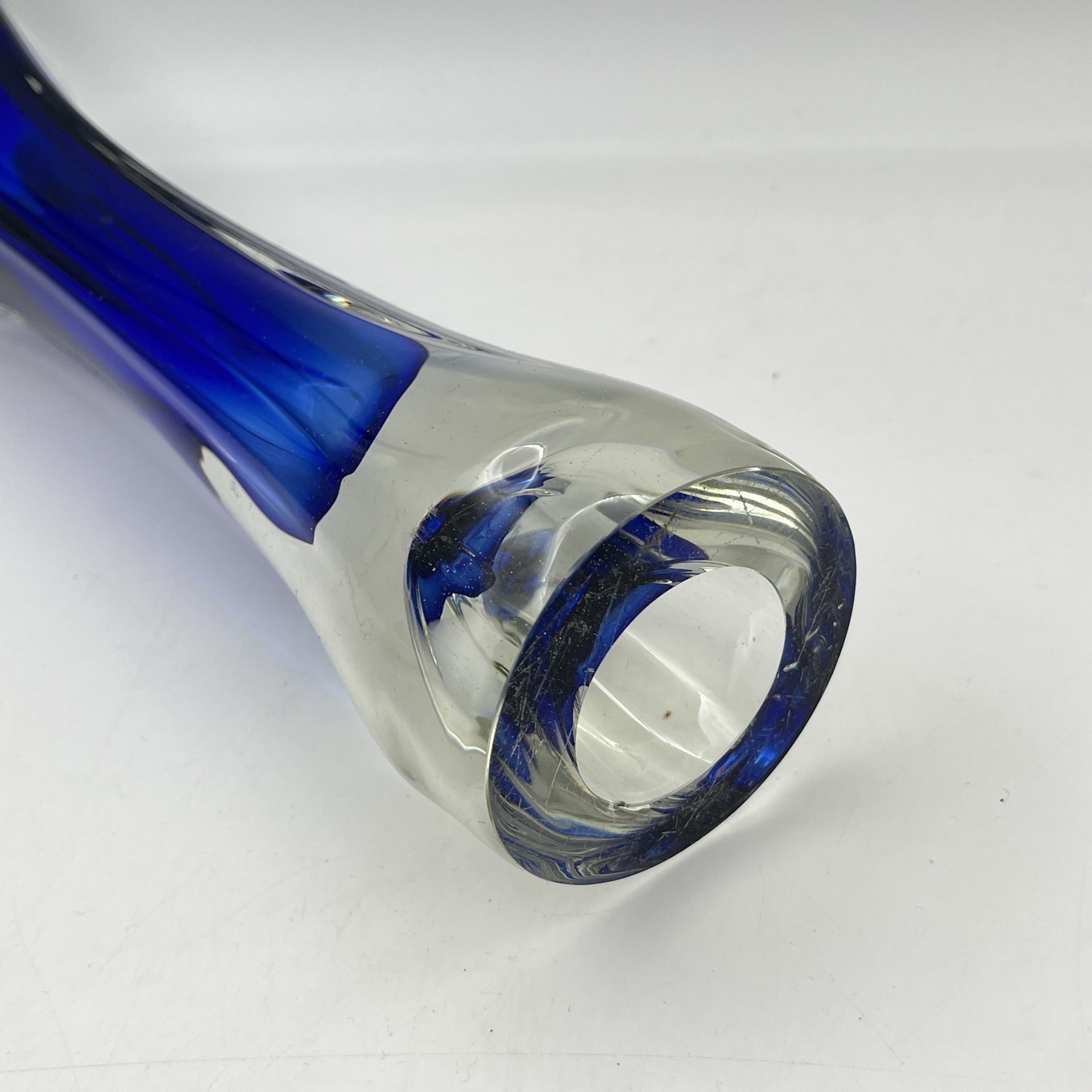 Ваза для цветов оригинальной четырёхконечной формы, стекло, двухслойное, гутная техника, Ливанский стекольный завод, СССР, 1960-1980 гг.