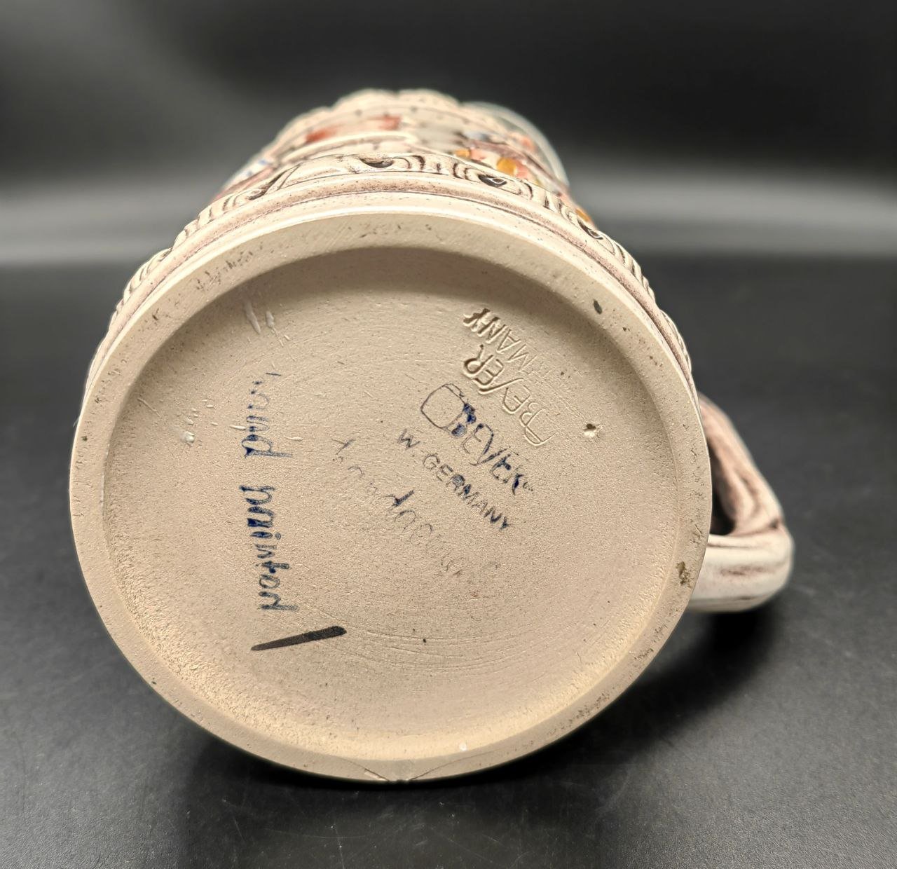 Кружка пивная сувенирная, декорированная  рельефным изображением  мужских портретов, Beyer & Bock