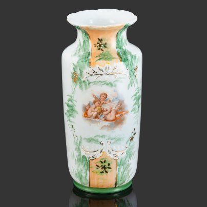 Ваза, украшенная изображением ангелов и растительным узором, стекло, (молочное), роспись, золочение, деколь, Европа, 1900-1920 гг.