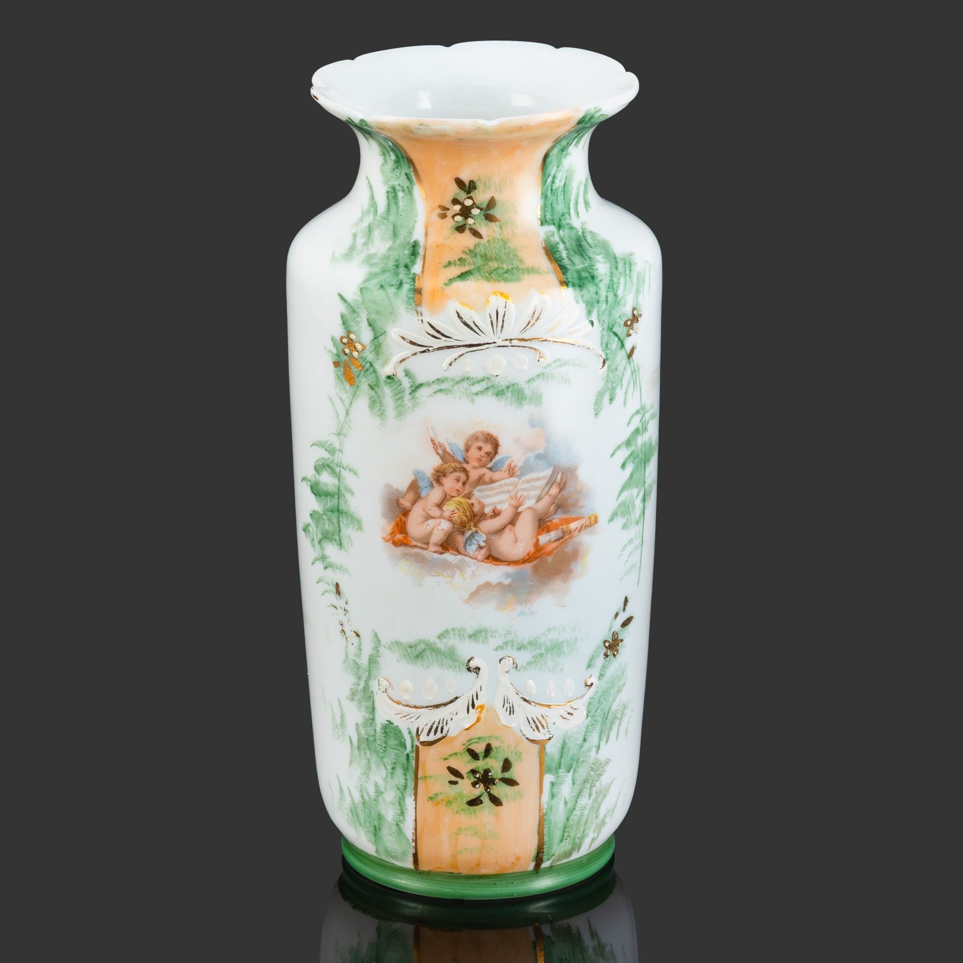 Ваза, украшенная изображением ангелов и растительным узором, стекло, (молочное), роспись, золочение, деколь, Европа, 1900-1920 гг.