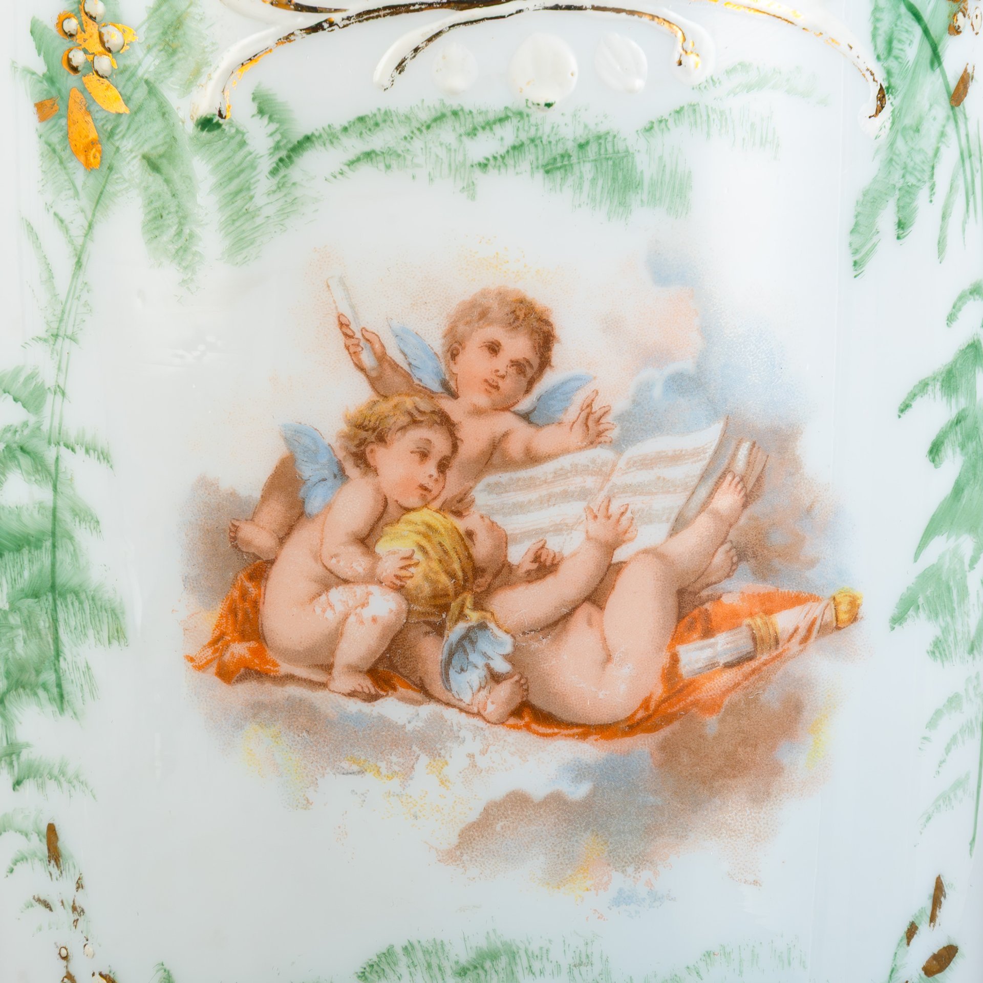 Ваза, украшенная изображением ангелов и растительным узором, стекло, (молочное), роспись, золочение, деколь, Европа, 1900-1920 гг.