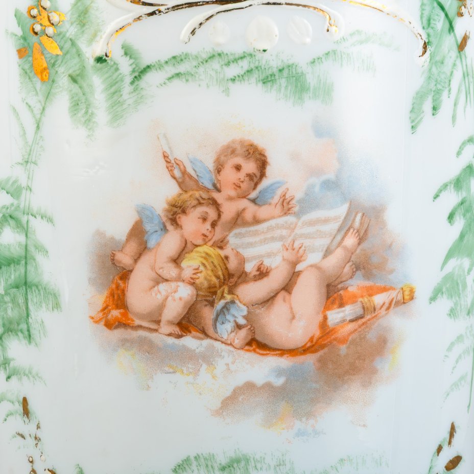 Ваза, украшенная изображением ангелов и растительным узором