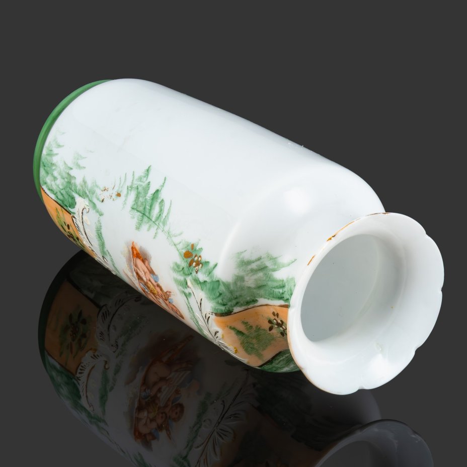 Ваза, украшенная изображением ангелов и растительным узором