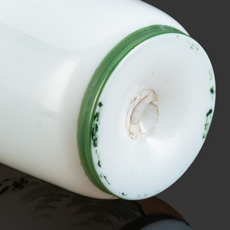 Ваза, украшенная изображением ангелов и растительным узором