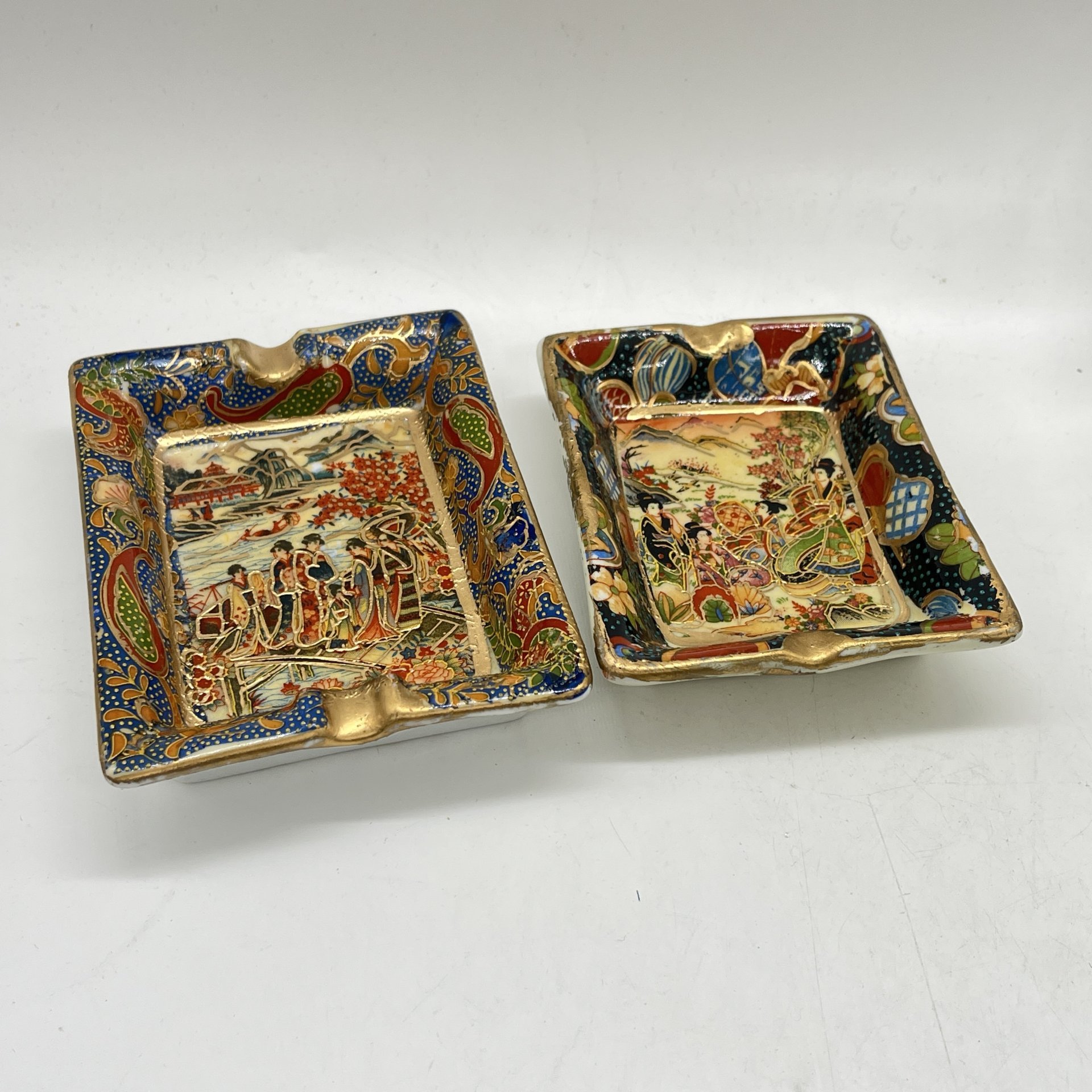 Набор из 2 пепельниц с изображением сцен в  японской стилистике, фарфор, деколь, роспись, золочение, Китай, 1950-1980 гг.