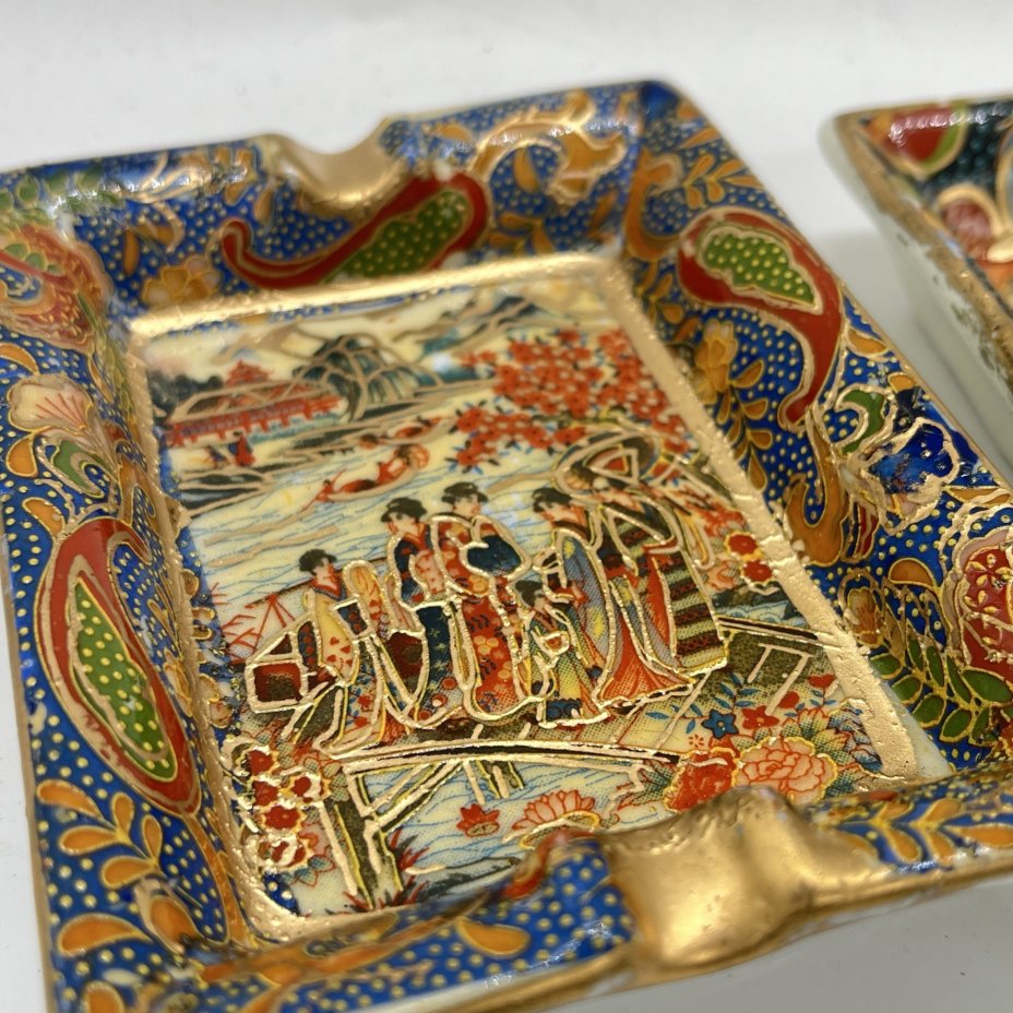 Набор из 2 пепельниц с изображением сцен в  японской стилистике, фарфор, деколь, роспись, золочение, Китай, 1950-1980 гг.