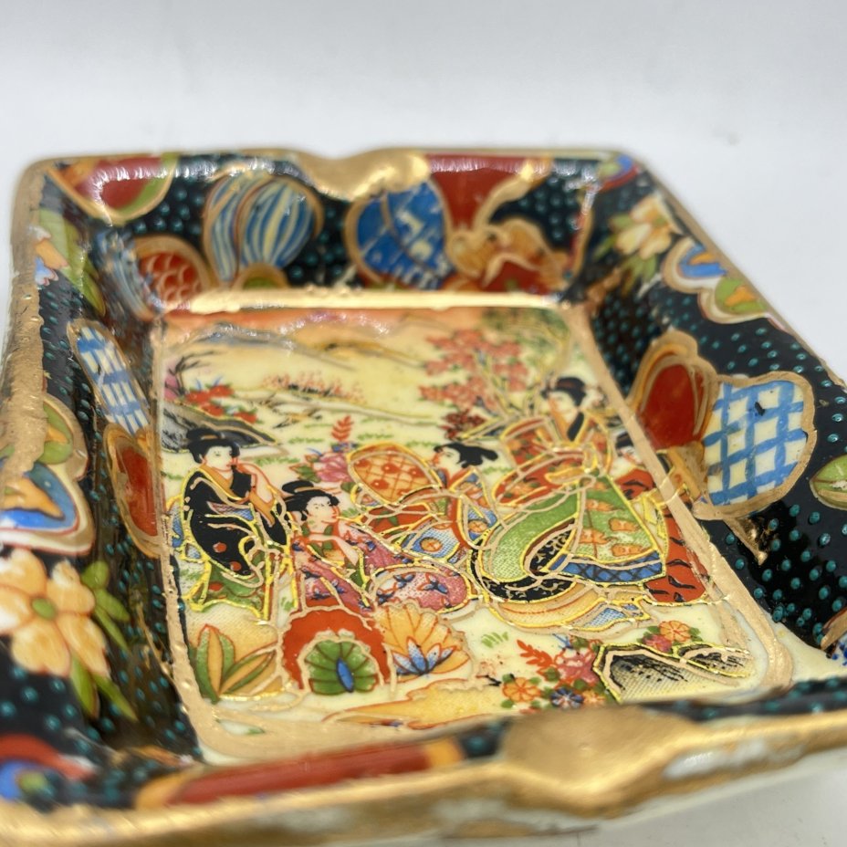 Набор из 2 пепельниц с изображением сцен в  японской стилистике, фарфор, деколь, роспись, золочение, Китай, 1950-1980 гг.